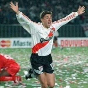 Hernán Crespo Instagram - Un 7 de Noviembre de 1993, a los 18 años debutaba en River en Primera Division, hoy se cumplen 30 años de ese gran día, un sueño hecho realidad para mi y el primer objetivo logrado en mi carrera como futbolista profesional. Gracias al fútbol por  todas las gratificaciones, alegrias y amigos que me dio, y me sigue dando.