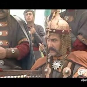 Hesam Navabsafavi Instagram - سلام :روز خلیج فارس بر تمام ایرانیان مبارک باد.پس از حمله سردار ایرانی امامقلی خان به بندر گمبرون و تغییر آن به بندر عباس ،شاه عباس اول به سپهسالار خود امامقلی خان دستور پاکسازی جنوب ایران از دست استعمار گران اسپانیایی و پرتغالی را صادر کرد امامقلی خان سعی نمود با قوای بحریه انگلستان (نیروی دریایی) علیه استعمارگران اسپانی و پرتغالی متحد شود ،پس از آزاد سازی  تما‌م جزایر از جمله قشم و هرمزو…و تمام آبهای نیلگون خلیج فارس طبق معمول با بد عهدی انگلستان سردار  ایران نیروهای انگلیسی را نیز از خاک ایران اخراج نمود و در آن زمان یک وحدانیت ارضی از شمال تاجنوب ایران به دست آمد.آری هزاران سرباز غیور ایرانی کشته شدند تا خلیج فارس و تمام جزایر متعلق به آن تا ابد متعلق به خاک ایران شود.سید حسام نواب صفوی#خلیج_همیشه_فارس#وحدانیت_ارضی#شاه_عباس_صفوی#امام_قلی_خان_صفوی🌼💐🌼💐🌼💐🌼#حسام_نواب_صفوي