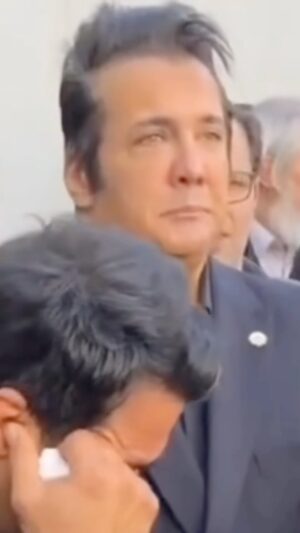 Hesam Navabsafavi Instagram - بگذار تا بگرییم چون ابر در بهاران
کز سنگ گریه خیزد روز وداع یاران
هر کو شراب فرقت روزی چشیده باشد
داند که سخت باشد قطع امیدواران
با ساربان بگویید احوال آب چشمم
تا بر شتر نبندد محمل به روز باران
بگذاشتند ما را در دیده آب حسرت
گریان چو در قیامت چشم گناهکاران
ای صبح شب نشینان جانم به طاقت آمد
از بس که دیر ماندی چون شام روزه داران
چندین که برشمردم از ماجرای عشقت
اندوه دل نگفتم الا یک از هزاران
سعدی به روزگاران مهری نشسته در دل
بیرون نمی‌توان کرد الا به روزگاران
چندت کنم حکایت شرح این قدر کفایت
باقی نمی‌توان گفت الا به غمگساران