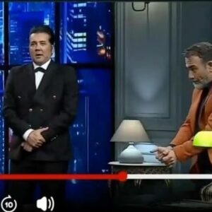 Hesam Navabsafavi Instagram - سلام به مردم ایران : چند نکته را روشن میکنم۱بنده هیچگاه با تیپ سینمایی که روی تلویزیون صحنه بود در دادگاه شرکت نمیکنم ۲حتی با کت و شلواری که در این برنامه بودم نیزظاهر نمیشوم‌تیپ من در دادگاه یک کت و شلوار معمولی میباشد۳ سالها گفته ام از اختلاسگران متنفرم۴: در این اتود با توجه به اینک سه عنصر قانونی،مادی.معنوی عناصر اصلی تشکیل دهنده جرم میباشد سعی کردم متهمی که وکیل تسخیری او بودم را نجات دهم چون من هیچگاه اختلاس گر را موکل نمیدانم از هر نگاهی اختلاس گر متهم است ،سعی کردم از عنصر معنوی و سو نیت خاص استفاده کنم .چون متهم اقرار کامل نمود و اقرار قاطع دعوی میباشد،از رییس دادگاه و نماینده محترم دادستان تقاضای ارجاع متهم به پزشکی قانونی نمودم تا صحت و سلامت نامبرده بررسی گردد ،غیر از این حکم اعدام او صادر میشد .ممنون از آقای مهران غفوریان که در نقش خود خوش درخشید.توضیحا: بخشی از دفاعیات اینجاب به علت طول برنامه حذف کردید چون تا نتیجه پزشکی قانونی تقاضای استمهال(مهلت) کرده بودم در هر صورت با کمک آقای غفوریان اتود جالبی شد با تشکر از شبکه سه و عوامل برنامه شب خوش.سید حسام نواب صفوی وکیل پایه یک دادگستری#شبکه۳#شب_خوش🌙#مهران_غفوریان #حسام_نواب_صفوى#اعدام_اختلاسگران