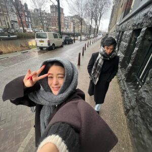 Highdee Kuan Instagram - om weer eendelijk terug te zijn in nederland, en dan nog wel om onze show te promoten en over representatie te kunnen praten, fans ontmoeten, vrienden zien, was echt een van de meest bijzondere momenten- een full circle moment die ik nooit zal vergeten. 

a big thank you to to @netflixnl   @panasiancollective for hosting such an incredibly thoughtful panel event and press junket in the country i grew up in and to meet so many of you was so lovely. i get chills. oh and i got to eat all my fav childhood snacks?? geweldig. x