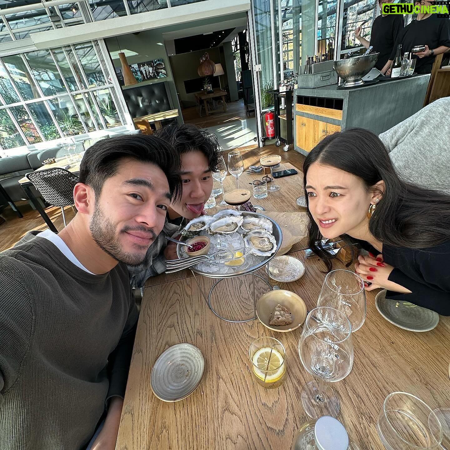 Highdee Kuan - 14.4K Likes - om weer eendelijk terug te zijn in nederland, en dan nog wel om onze show te promoten en over representatie te kunnen praten, fans ontmoeten, vrienden zien, was echt een van de meest bijzondere momenten- een full circle moment die ik nooit zal vergeten.
a big thank you to to @netflixnl @panasiancollective for hosting such an incredibly thoughtful panel event and press junket in the country i grew up in and to meet so many of you was so lovely. i get chills. oh and i got to eat all my fav childhood snacks?? geweldig. x