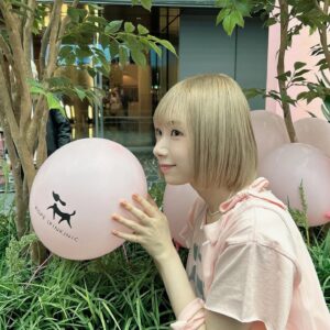 Hikari Codama Instagram - .
.
2024.4.6@新宿住友ビル三角広場

#ロペピンクニック
たのしかった〜！！💗

衣装のTシャツもマネージャーさんが
可愛くリメイクしてくれました！

かわわなチュロスも‥
素敵空間で歌えて幸せでした！

そして、改めて、そうちゃんコラボも
ありがとうございました🙇‍♀️🙇‍♀️
いつかまたご一緒したいなあ、、がんばる！

#pink #ootd #ロペピクニック #ropepicnic #instagood #fyp