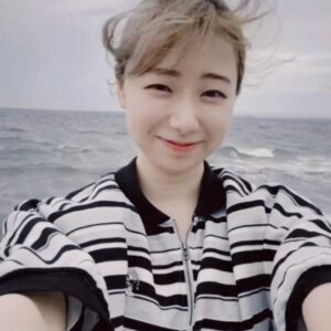 Hikari Codama Instagram - あっという間に
「2024下半期いらっしゃい」
というタイミングです！

写真は荒れ狂う波風に襲われるこだまです📸

ひとつずつ、着実に、丁寧に
素敵な作品、ライブをお届けできるように
下半期もがんばります！

まずはもうすぐ先行配信！MV公開！
お楽しみに🫶🫶🫶

#2024
#半年早すぎ
#映えるとかの海じゃない