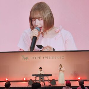 Hikari Codama Instagram - .
.
2024.4.6@新宿住友ビル三角広場

#ロペピンクニック
たのしかった〜！！💗

衣装のTシャツもマネージャーさんが
可愛くリメイクしてくれました！

かわわなチュロスも‥
素敵空間で歌えて幸せでした！

そして、改めて、そうちゃんコラボも
ありがとうございました🙇‍♀️🙇‍♀️
いつかまたご一緒したいなあ、、がんばる！

#pink #ootd #ロペピクニック #ropepicnic #instagood #fyp