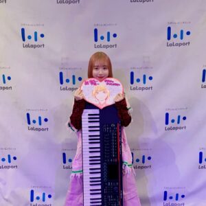 Hikari Codama Instagram - .
.
.
2023.12.2
@タワーレコードららぽーと立川立飛店

2部ともリリイベ無事終了しました！
ありがとうございました❤️‍🔥❤️‍🔥

初めましての方も
沢山足を運んでくれて嬉しかったです🥲

そして愛ある大展開も
本当にありがとうございます…
またぜひ歌いに行かせてください💪

ラストは公開リハ中のなんとも微笑ましい
お子さんたちリスナーのお写真📸笑

明日は大阪💨がんばるどー！！！

#小玉ひかり_ドラ恋
#小玉ひかり
#ドラマチックに恋したい