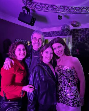 Hilal Saral Instagram - Sanki hiç zaman geçmemiş dün gibi #aşk-ı memnu  Beren’imizin doğum gününde🩷🩷🩷 iyi ki doğdun beren mutlu yıllar 💞💞 yanımızda olmayan tüm ekip arkadaşlarımıza sevgi ve selamlar 💞  @berenn_saat  @selcukyontem  @hazalkaya