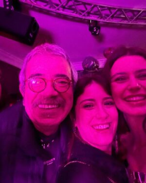 Hilal Saral Instagram - Sanki hiç zaman geçmemiş dün gibi #aşk-ı memnu  Beren’imizin doğum gününde🩷🩷🩷 iyi ki doğdun beren mutlu yıllar 💞💞 yanımızda olmayan tüm ekip arkadaşlarımıza sevgi ve selamlar 💞  @berenn_saat  @selcukyontem  @hazalkaya