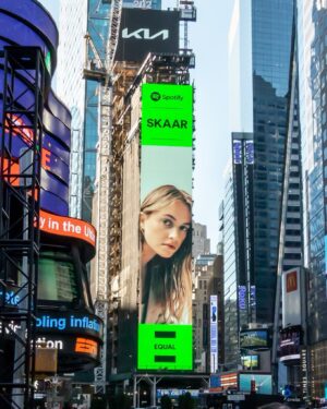 Hilde Skaar Instagram - My face on Times square merry chrysler 🥹❤️