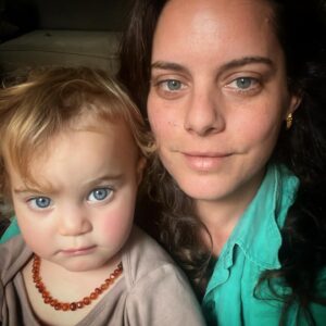 Hili Yalon Instagram - מי אני?
‏שחקנית . רק שחקנית יכולה לכתוב כאלה דברים ולא כתבתי מאז ה 7.10 ,  כי איך אפשר? ליבי נחרט בעוד שריטה.  מי אני, מה אני? יהודיה? נפש יהודיה לאמא ואבא אתאיסטים? מה אני מה? אני הבת אדם הבודדה ביותר בעולם כולו כמו כולם.
 ומה עכשיו? רק אמונה. אמונה, רק אמונה. עיניים של יום הולדת חוגגות התבגרות, רואות את השנים עייפות ..ואני מחכה. קניתי מזוזות כי אני יהודיה ,וגם ארגזים לאריזה כדאי להגיע לארץ רחוקה? לאן אלך לאן? אם הייתי יודעת הייתי כבר ..יקר לי, חנוק לי ,צפוף לי, עצוב לי, קפואה על שקיעתה של מדינה .
יום הולדת לבת האדם הבודדה בעולם כולו כמו כולם .
לפחות אישה שלמה🤍 שמחה ברוב הזמן ,משלמת מחיר של פעם בשנה, חופשיה ובודדה כמו כמה ..
‏מחכה לשבים מעזה ,מחכה לחטופים ,לחיילים, מחכה לשנים שאולי יספיקו לאחות את הכאב ,אולי כבר לא יהיה עד אז ,כי איך אפשר לאחות? 
‏גאה באלו האסרטיביים ,כואבת את הפוסט טראומטים ,סליחה לכולם!
זאת היום הולדת שלי ! ואני אבכה אם ארצה !