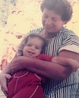 Hili Yalon Instagram - 1929-2024
סבתוש!  מנסה לייצר חיים בתוכי ליצור לך המשכיות את האדמה שלי ולאדמה את שבה תודה על הנדיבות האהבה האין סופית  הדוגמה  לשאהבה קיימת בעולם עשייה וניצוץ בעניים ואוכל… הקשבה אמיתית הנהון בראש ראית אותי כמו שאני אומרים שצריך מישהו אחד שיאמין בך אצלי זו היית את סבתא רכה שלי מתוקה שלי טובה שלי מקווה שאמשיך אותך בכל חלקייך הטובים קדימה ואהיה כמוך בת אדם שפויה חברותית שאף רעש לא מפריע לה ובכלל סופר קול..נתינה בלתי נגמרת למשפחה שלך לזולת חלוצת העצמאיות יצירתיות  ואיזה טיולים ואיזה אוכל ואיזה זכרונות סבתא שרה האחת והיחידה תודה תודה תודה