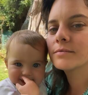 Hili Yalon Instagram - גוני בת 10 חודשים 3 ימים ו7 שעות נראה שהיא הולכת לארח הרבה אנשים בימים הקרובים…. שולחות אהבה🧡💛❤️