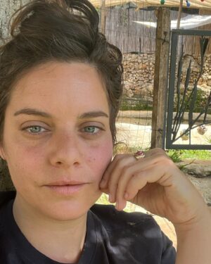 Hili Yalon Instagram - רחש הציפורים ופיכפוך המים רוח קייצית ומיליון דברים בתהליך אני מחכה בסבלנות כמו עצה עתיקה אני שומעת אותך ואותך אני אישה יפה גדולה יש לומר שמנמנה חיה לי תודה וגם למשאית הבת זונה שהרגע ציפצפה