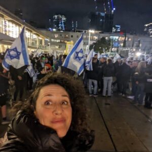 Hili Yalon Instagram - ❤️בתאילנד עם גוני המתוקה והטהורה, מטיילות במקומות קדושים. בוקר עכשיו. הבוקר שאחרי. אתמול היו יותר מ-80,000. שבוע הבא 180,000? וואו. מבולבלת. ברחתי? אני אמורה להיות שם עכשיו. למי יש כוח לזה... אני נושמת. אני עם התינוקת שלי, בונות את הקשר בשפיות, אולי מתרחקות כדי לקבל כוחות. אבל נראה שלא יעזור לאן אלך, אני חלק. השכן מהדלת ממול אומר שהכל אשליה. ״אל תשווי לשואה, אני שונא שעושים את זה" (הוא שונא שעושים את זה …) הוא אומר, ואני נחנקת בשקט. ולא רוצה להעביר את האנרגיה לגוני. מבקשת שנפסיק לדבר על זה. חושבת על הקושי שלי כאישה, כחד הורית, כעצמאית, כבת אדם שנוסעת בכביש, כמי שגדלה וראתה פיגועים ומלחמות מהילדות. חושבת על סיר הלחץ שהשארתי על אש בוערת. רק לפני שבוע וחצי השארתי את האחים שלי לבד עם ההורים המתעללים והדודים הפסיכוטיים, והוא ממשיך ואומר ״אי אפשר לשנות״. ״לא יהיה שינוי״. וממשיך: ״כל ההומואים ימשיכו להיות הומואים, לא הורגים פה אף אחד". הוא מעשן את הג'וינט שלו, ואני אומרת לו "אני מרגישה כמו פליטת מלחמה. אני יודעת מה יהיה עוד שנה! זה או לשנות או ללכת. אני הלכתי כי כבר לא היה לי אוויר, וכי עוד אין לי מסגרת לבת שלי, או משפחה גדולה. חיפשתי שקט. והנה, אתה הלכת גם. לא נעים שם". הוא בקושי מקשיב לי, ורק אומר ״את מגזימה״. אני מנסה לארגן את הרגשות והמחשבות שלי. ״אבל הכיבוש.. ו.. לא משנה אי אפשר באמת לדבר על זה.." . אני יודעת שאני הכי אינטואיטיבית, ושאני מקשיבה לאמא שאני. אני רוצה שפיות לבת שלי. אני רוצה שפיות לעצמי. כל כך עצוב לי על כל האחים האמיצים שלי שרוצים שינוי, בעוד אני מתביישת במדינה שלי כמו שהיא עכשיו. מביך אותי להגיד שאני ישראלית. ואני מפחדת לכתוב את זה כי אני יודעת את התגובות שיבואו בעוד 3…2…1… אבל נמאס לפחד! אני נסעתי כדי להיות עם הבת שלי בסביבה שלווה ושוויונית. אני אתכם, כל מי שיצא אתמול לכיכר, כל מי שמאמינים ומאמינות בשינוי, ויוצרים שינוי. אני מאמינה! וגאה בכן ובכם. תודה גם בשמי ובמיוחד בשם גוני. קצת תמונות מפה, וקצת ממי שנרטבו אתמול באומץ, אליהם אני מתגעגעת ובהן אני גאה. חיבוק.❣️