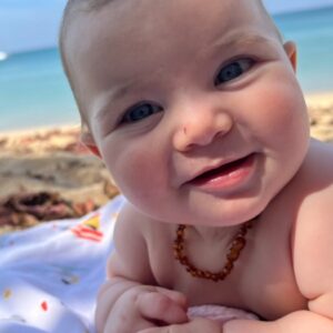 Hili Yalon Instagram - ❤️בתאילנד עם גוני המתוקה והטהורה, מטיילות במקומות קדושים. בוקר עכשיו. הבוקר שאחרי. אתמול היו יותר מ-80,000. שבוע הבא 180,000? וואו. מבולבלת. ברחתי? אני אמורה להיות שם עכשיו. למי יש כוח לזה... אני נושמת. אני עם התינוקת שלי, בונות את הקשר בשפיות, אולי מתרחקות כדי לקבל כוחות. אבל נראה שלא יעזור לאן אלך, אני חלק. השכן מהדלת ממול אומר שהכל אשליה. ״אל תשווי לשואה, אני שונא שעושים את זה" (הוא שונא שעושים את זה …) הוא אומר, ואני נחנקת בשקט. ולא רוצה להעביר את האנרגיה לגוני. מבקשת שנפסיק לדבר על זה. חושבת על הקושי שלי כאישה, כחד הורית, כעצמאית, כבת אדם שנוסעת בכביש, כמי שגדלה וראתה פיגועים ומלחמות מהילדות. חושבת על סיר הלחץ שהשארתי על אש בוערת. רק לפני שבוע וחצי השארתי את האחים שלי לבד עם ההורים המתעללים והדודים הפסיכוטיים, והוא ממשיך ואומר ״אי אפשר לשנות״. ״לא יהיה שינוי״. וממשיך: ״כל ההומואים ימשיכו להיות הומואים, לא הורגים פה אף אחד". הוא מעשן את הג'וינט שלו, ואני אומרת לו "אני מרגישה כמו פליטת מלחמה. אני יודעת מה יהיה עוד שנה! זה או לשנות או ללכת. אני הלכתי כי כבר לא היה לי אוויר, וכי עוד אין לי מסגרת לבת שלי, או משפחה גדולה. חיפשתי שקט. והנה, אתה הלכת גם. לא נעים שם". הוא בקושי מקשיב לי, ורק אומר ״את מגזימה״. אני מנסה לארגן את הרגשות והמחשבות שלי. ״אבל הכיבוש.. ו.. לא משנה אי אפשר באמת לדבר על זה.." . אני יודעת שאני הכי אינטואיטיבית, ושאני מקשיבה לאמא שאני. אני רוצה שפיות לבת שלי. אני רוצה שפיות לעצמי. כל כך עצוב לי על כל האחים האמיצים שלי שרוצים שינוי, בעוד אני מתביישת במדינה שלי כמו שהיא עכשיו. מביך אותי להגיד שאני ישראלית. ואני מפחדת לכתוב את זה כי אני יודעת את התגובות שיבואו בעוד 3…2…1… אבל נמאס לפחד! אני נסעתי כדי להיות עם הבת שלי בסביבה שלווה ושוויונית. אני אתכם, כל מי שיצא אתמול לכיכר, כל מי שמאמינים ומאמינות בשינוי, ויוצרים שינוי. אני מאמינה! וגאה בכן ובכם. תודה גם בשמי ובמיוחד בשם גוני. קצת תמונות מפה, וקצת ממי שנרטבו אתמול באומץ, אליהם אני מתגעגעת ובהן אני גאה. חיבוק.❣️
