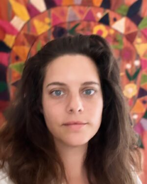 Hili Yalon Instagram - אני מרגישה בכלא לפעמים,למה לפעמים? כי זה כמו גלים יש לי כל כך הרבה דברים להגיד עליהם תודה: יש לי בית ,ילדה טפו טפו אבל הציפוצופים מהצומת,ריח המקדונלד, הבדידות שתוקפת לפעמים, החורף המתקרב, הקייץ המתיש.. אבל יש לי אבא שאוהב אותי ,יש לי חברים ,יש לי וכו.. וככה זה לופ האם זה הכל? ולחפש מקום עם יותר רווחה? לתל אביב כבר לא אחזור, גם הערבה וגם הצפון נהיו צפופים אין שעה בלי פקקים והחוץ סוגר עלי, וכשאני נושמת יש בי מעיין של ידע להעביר סדנאות,שיחות והאש הטהורה הפנימית. אלו חיים.. קשה לי לחשוב על יצירת יחסים זוגיים או חברייים בימים אלו כי הרי כולם נגועים עכשיו בלחץ הכלכלי זמנים לחוצים וחדשות החוץ ,כולם מרוכזים בעצמם בלית ברירה ואני מתגעגעת לרגעים הקטנים להתבונן בחילזון המגיח להתלהב מריח היסמין בפקק האחרון ראיתי ציפורים ופצחתי בבכי אני מצטערת  שהאדמה פה נגזלת ונעלמת לחיות ולטבע ולתוך בטון הארץ הקטנה שלנו ביער טרקטורונים ואופנועים,הכל הומה, אולי זה החגים.. שיעברו כבר! למישהו יש זמן להנות מהם בכלל? ואני? אני אולי לא תכננתי נכון.. אני מרגישה בכלא לפעמים  ואני בשלב בוגר של הכלה, של סבלנות, שלב שאומר שהחיים הם גם וגם ושזה גל שיעבור המטפלת שלי אומרת שפעם מזמן הייתי שוברת את הכלים.. אוף! גם עכשיו בא לי..אני מפחדת זה טבעי שאני מפחדת נכון? כן! זה טבעי. בעצם כל מה שנשאר זה לנשום, ולהגיד תודה לחכות שהגל יחלוף וגם כמו בסיפור פנדורה כשהשדים צצים להישאר עם אמונה כי היא הכי חמודה..🤍