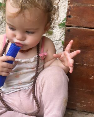 Hili Yalon Instagram - אני מרגישה בכלא לפעמים,למה לפעמים? כי זה כמו גלים יש לי כל כך הרבה דברים להגיד עליהם תודה: יש לי בית ,ילדה טפו טפו אבל הציפוצופים מהצומת,ריח המקדונלד, הבדידות שתוקפת לפעמים, החורף המתקרב, הקייץ המתיש.. אבל יש לי אבא שאוהב אותי ,יש לי חברים ,יש לי וכו.. וככה זה לופ האם זה הכל? ולחפש מקום עם יותר רווחה? לתל אביב כבר לא אחזור, גם הערבה וגם הצפון נהיו צפופים אין שעה בלי פקקים והחוץ סוגר עלי, וכשאני נושמת יש בי מעיין של ידע להעביר סדנאות,שיחות והאש הטהורה הפנימית. אלו חיים.. קשה לי לחשוב על יצירת יחסים זוגיים או חברייים בימים אלו כי הרי כולם נגועים עכשיו בלחץ הכלכלי זמנים לחוצים וחדשות החוץ ,כולם מרוכזים בעצמם בלית ברירה ואני מתגעגעת לרגעים הקטנים להתבונן בחילזון המגיח להתלהב מריח היסמין בפקק האחרון ראיתי ציפורים ופצחתי בבכי אני מצטערת  שהאדמה פה נגזלת ונעלמת לחיות ולטבע ולתוך בטון הארץ הקטנה שלנו ביער טרקטורונים ואופנועים,הכל הומה, אולי זה החגים.. שיעברו כבר! למישהו יש זמן להנות מהם בכלל? ואני? אני אולי לא תכננתי נכון.. אני מרגישה בכלא לפעמים  ואני בשלב בוגר של הכלה, של סבלנות, שלב שאומר שהחיים הם גם וגם ושזה גל שיעבור המטפלת שלי אומרת שפעם מזמן הייתי שוברת את הכלים.. אוף! גם עכשיו בא לי..אני מפחדת זה טבעי שאני מפחדת נכון? כן! זה טבעי. בעצם כל מה שנשאר זה לנשום, ולהגיד תודה לחכות שהגל יחלוף וגם כמו בסיפור פנדורה כשהשדים צצים להישאר עם אמונה כי היא הכי חמודה..🤍