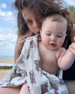 Hili Yalon Instagram - יוצרת לנו עולם ❤️
אני נתקלת לפעמים באנשים מבוישים ששואלים אותי איך? או איפה האבא?הכי לא מתביישת לספר!
מבנק הזרע! 
תודה לאל! 
מבחירה מרצון להיות משפחה חד הורית,כרגע.
יש לי את הזכות לבלות עם הבת שלי, אנחנו מסתובבות בעולם בדיוק כפי שחלמתי, בגיל שמאפשר להיות בלי מסגרות של גן או בית ספר, פשוט לטייל.
אני לא יודעת מתי עוד תהיה לנו הזדמנות כזו, וכמובן בשביל לעשות את זה אני מסבלטת את הבית שלי) 
וככה  יכולה להרשות לעצמי את החוויה החד פעמית הזו כן!!!!
אני אמיצה! וכן חרדתית! וכן אני גאה בעצמי! וכן קשה לשחרר אבל זה אפשרי!
אני שולחת לכל מי שרואה את זה, לעצור את החיים לשחרר כל מה שאפשר ולהמשיך מחדש, להיות איפה שנעים ולגרום לדברים טובים לקרות 🥥❣️🏝️🛖