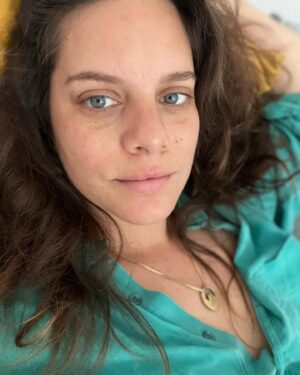 Hili Yalon Instagram - בגלל האינטואיציה המעולה שלי בגלל שאלוהים  אוהב אותי כנראה … או אוהבת… שבורת לב  מגרדת עצמי עם שפכטל להיות הגירסה הטובה ביותר ראש זקוף לנשום עמוק וקדימה.. נזכרתי שוב מי אני כולם דפוקים פה הא? כן… אולי ארגיש יפה? אולי ארגיש שמחה? בכל מקרה הכל עובר בגם וגם שעור המה שיש לי אין לי ומה שאין לי אולי יש לי מה שבטוח שהכל זה אולי. ותמונה של עכשיו לפרופיל למזכרת על הרגע הזה🌕