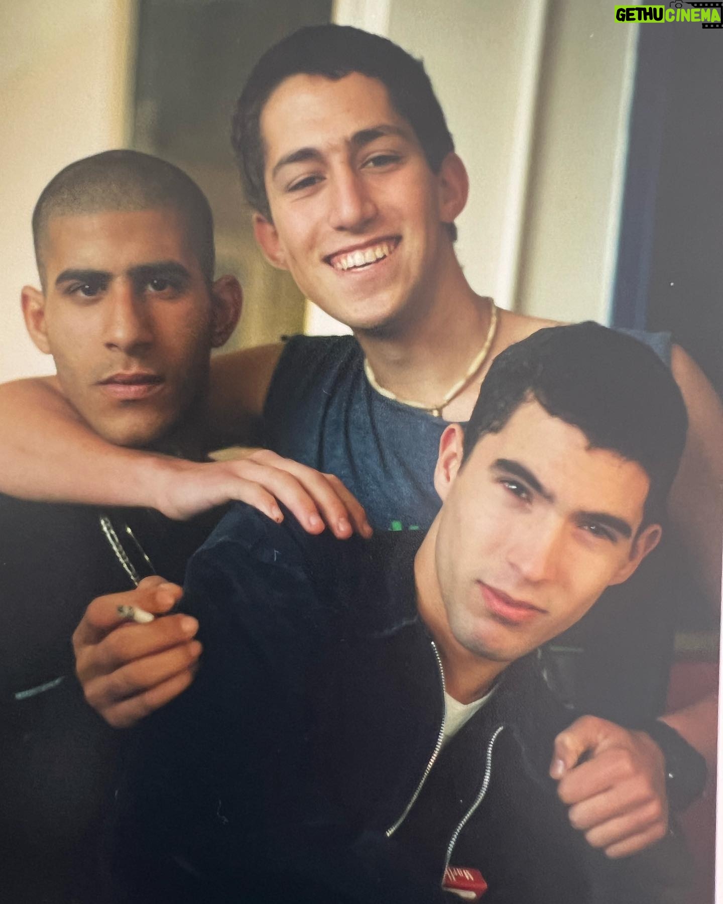 Hili Yalon - 1.2K Likes - אני מארחת פה משפחה פתאום פרצוף שנראה מוכר את מכירה אותי? כן אני מכירה עניתי אבל מאיפה ״ממקום אחר ״הוא עונה איפה? ״מקום אחר!״ ואני מתנתקת הגוף קופא הכל הופך סלואו מושאן שב איתי אני אומרת לו בלב הוא ממשיך לעמוד(כי הוא לא שמע את המחשבות) שאר המשפחה נכנסו אל בית הילדות שלי להכין את ארוחת החג שלשמה הגיעו.. ואני הופכת ילדה בת 14 (גוני ישנה בנתיים) רוצה לספר לו הכל!! המסכן הגיע עם המשפחה להתארח אצלי בבית ואני עפה 25 שנה אחורה שכחתי שכל זה היה…וראש השנה ובדיוק מכינה לי לוח חזון..זה חלק ממני זה היה! זה קרה לי! ברחתי מהבית בגיל 13.5 למישהו שגר בחיפה שהכרתי באיזה פסטיבל היפים..לא הבנתי מה זה אומר שהוא עובד סוציאלי.. אבל הוא הלשין שחזרתי הביתה נלקחתי ע״י המשטרה למקום שנקרא ״מקום אחר״ מקום שמלווה נוער בסיכון ומוצא להם סביבה טובה כמו פנימיה לחיות בה היו שם נערים ונערות שהגיעו מפשיעה וזנות הנערים והנערות נשארים שם תקופה קצרה עד שמוצאים להם מקום ואני? אף פעם לא ראו כמוני הייתי שונה בנוף , העובדת הסוציאלית ראתה בית בורגני עם אוכל במקרר והסבירה לי שלמקרה שלי פחות התכוננו ושאנסה להבליג , להגיד תודה על מה שיש לי?! ואולי אנסה לחזור הביתה.. (נשארתי שם חצי שנה ומעולם לא חזרתי ״הביתה״) אתה מוזמן לשבת,
המשך בתגובה ראשונה..
