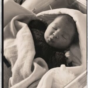 Hilona Gos Instagram - Le 28 mars 2024 à 21h20 Jean Joseph est née 💙 avec quasiment 1 mois d’avance et déjà 3.035kg , il est en pleine forme et il est trop beauuu notre poulpidou, ( en tout ça on espère ne pas ce voiler la face😂) cette nouvelle vie à 3 va être un rêve! Trop heureuse de la partager avec vous (oui oui j’ai des proches incroyables qui m’attendaient à la sortie de l’accouchement avec du jambon cru et du fromage 😂)