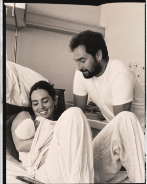 Hilona Gos Instagram - Le 28 mars 2024 à 21h20 Jean Joseph est née 💙 avec quasiment 1 mois d’avance et déjà 3.035kg , il est en pleine forme et il est trop beauuu notre poulpidou, ( en tout ça on espère ne pas ce voiler la face😂) cette nouvelle vie à 3 va être un rêve! Trop heureuse de la partager avec vous (oui oui j’ai des proches incroyables qui m’attendaient à la sortie de l’accouchement avec du jambon cru et du fromage 😂)