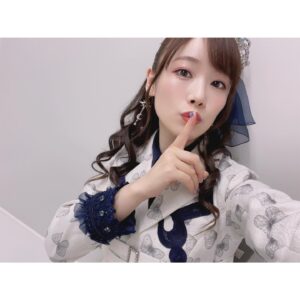 Hina Suguta Instagram - バンドリ11thライブ　DAY2 : Roselia×Morfonica「星空の夜想曲」にご来場いただいた皆様、配信でご覧いただいた皆様、心の中で応援してくださった皆様、ありがとうございました。
 初めてRoseliaさんとのツーマンライブ！ということで、モニカとしてとっても嬉しかったし、私的にもあの紗夜さんとご一緒できることに気合入りまくりでした。
しかも、蓋を開けてみればRoseliaさんとモニカが交互に演奏していったり、コラボ曲も多かったりと今までのツーマンライブとは全く違った演出となっていて、衝撃を受けました。
まさに２バンドで作り上げていくライブになるとわかってセトリ決めもいつも以上に白熱しました。

すでにやらないといけない新曲はコラボを含めて５曲。さらに新曲をやるのは厳しいとプロデューサーさんから言われましたが、「入れなきゃダメなんです。Roseliaさんファンの方にもモニカいいなって思ってもらうには、楽しんでもらうには、踏ん張らないといけないんです。」とお願いして叶ったのが「Nameless Story」です。

でも自分からお願いしておいてなんだけど、めっちゃ難しくてとにかく難しくて苦労しました…。年末年始はギター三昧になりましたが、そのおかげでいいライブができたとは思うので、結果オーライです。
2022年時点で私が弾けていた曲は「誓いのWingbeat」のみ。１カ月で新曲５曲はCantabileを思い出すなぁ。
１月は間違いなくバンドマンだった。週４回レッスンに通う日々。でも仕上がったのはライブ１週間前くらいでした。なんとか仕上がってよかったです。

今回の醍醐味といえば！コラボ！！！
オープニングから「BLACK SHOUT」で紗夜さんとソロを！「THE HISTORIC…」でも紗夜さんとソロコラボからのRoseliaと一緒に弾かせていただきました！
本当に緊張しましたしプレッシャーでした。紗夜さんのオクターブ下のソロを弾かせてもらいましたが、ソロは一音でもリズムがずれたり音がずれると台無しになってしまうので、それを先輩の曲で、しかも紗夜さんと弾くということで心臓バクバクでした。
工藤さんからはパフォーマンスについてすごく勉強になりました。おかげでソロ終わりのピースも生まれました。これからの自分達のライブでも取り入れていきたいことがたくさんありました。やっぱり工藤さんはリアル紗夜さんです。
相羽さんからも動きについてアドバイスをいただき、なんとかRoseliaさんと一体になれたと思います。
本当にありがとうございます。

そしてやっぱモニカなんだよな〜と。
「THE HISTORIC…」を終えたら、おゆちゃんが舞台袖にいて👍としてくれました。あまねちゃんが「Nameless Story」が始まる前にピースをしながら入ってきて固まっていた私からいい感じに力が抜けました。Ayasaさんとmikaさんは裏に戻ると透子ちゃんポーズで迎えてくれました。ちょっと泣きそうになったけど内緒です。

そんなメンバーとできたモニカ待望の新曲「誓いのWingbeat」。MVもあるのでいっぱい見てください。
モニカオリジナル曲で一番難しかった曲です。ジャンプやターンなどDaylight以降できるようになった動きをここぞとばかりに集約して入れたので、そこもポイントです。そんな今のメンバーの成長した姿も見どころですし、歌詞はモニカ人生がぎゅっと詰まった曲です。
MVにはモニカを見守ってくれてる方達もいるライブ映像があるのも好きです。エモいんです。本当にエモいです。そんな曲をついに皆さんに披露できて嬉しかったです。

今回はついに全編声出しもOK。これからもOK。ということでモニカの声出しライブを一緒に作っていってください。よろしくお願いします。
個人的にはMCで皆さんがどう声を出してくれるのか楽しみです。「モルフォニカー！」って呼んでくれるのかな？モニカコールはあるのかな？皆さんの声が大き過ぎてメンバーが戸惑っちゃうくらいを期待しています。

ということでたくさん振り返ってきました。Roseliaさんとツーマンできたのはモニカにとってとても学びも多い時間になりました。そしてモニカでまた一つ大きな山を乗り越えらたのでメンバーの絆もぐっと固くなりました。

次はブシロック、ツアー。あ、近いところで言えば明日！超次元音楽祭ですね。
新たなモニカの歴史を一緒に作っていきましょう！

１０人でお待ちしています。また会う日まで。

#バンドリ11thライブ #星空の夜想曲 #桐ヶ谷透子