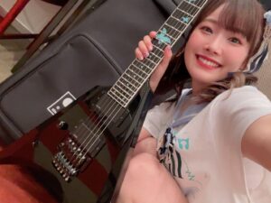 Hina Suguta Instagram - RAISE A SUILEN×Morfonica「Mythology Chapter 2」
ご来場いただいた皆様、ライブビューイングでご覧いただいた皆様、今回は見れなかったけど心の中で応援してくれていた皆様、
ありがとうございました。

富士急では毎回１年の集約というか、こんな姿になって帰ってきました、みたいな感覚。
デビュー戦から、リベンジ。そして今回は音で世界を作ってつなげていく。
単独ライブでは「言葉」と「音」なんだけど、その「音」を今回は持っていったって感じかな。
OPのAyasaさんちょーかっこよかったね！ベース＆ドラムもちょーかっこよかったね！！
ニヤニヤしちゃうの頑張って抑えたよ！

『どーしてもトーコレがやりたい私と、どーしてもふーすけを推したい私』
初披露の「One step at a a time」
一緒に手拍子してくれてありがとうね。楽しかったよ。
でも私は手拍子の前にどーーーーーーーーしてもトーコレがやりたくて！！！！！！！！
トーコレって公園だったし、外じゃん？初披露が富士急でしょ？やるしかないじゃん！って思って。
それで写真の案を出したんだけど、なかなかに難航して。結局現地に入らないと何も確認できなくて。
私の性格が意外にも事前にしっかり準備を固めたい派で、当日確認ってやつが一番苦手なんですよ。
現地リハでは「もうちょっとだけ楽しそうに…」なんて言われる始末で、トーコレをしたいのに、透子の願いを叶えたいのにできないかもって…提案しなければ、って思ってしまった瞬間もあったけど、なんとかスッタフの皆さんに支えてもらって、本当なんとかなったのかな。
でもライブ終わってTwitter見てたらみんなすごい喜んでもらえてたり、好きだっていってもらえて、本当にやってよかった、踏ん張ってよかったって思えたよ。
あと、どーしてもふーすけを推したい私ってのは、曲前の手拍子をみんなにやって！っていうのが本当はましろだったんだけど、トーコレで変わったのはふーすけだから。どうしてもふーすけにライトを当てたくて。
mikaさんとスタッフさんに頼んでふーすけにしてもらった！
モニカたちがいろんな経験をしてどんどん成長していくと、それに合わせて私たちも表現の幅が広がってできることが増えていくのはおもしろいね。

『自分のセリフにプレッシャーをかけられる日がくるとは…』
「flame of hope」です。まさかあんな演出になるとは。
ギソロにも慣れてきて、余裕が出てきたと思った瞬間のこの演出ですよ。絶対にミスれない…！！！！
「透子ちゃん！！！？？？いますぐ黙って！！！！！」と言いたくなりました。
Ayasaさんが私が弾いてる時にめっちゃ指板見てくるの！！！マジでルイ！！！！！私の渡した楽譜ちゃんとそのまま弾けているのかしら？と見定られている気がしましたわ！！！！！！
これからも透子ちゃんのルイに認めてもらう旅はまだまだ続きそうです。
 『お嬢様ライン』
今回は動きを変えた曲もちらほら。気付きやすいのだと「Never ever land」かな。
だが問題が…衣装がお嬢様なんですのよ！！！！最近流行ってるからか？足が開くのに限度があるしパンプスだから脱げないのか？という問題と常に戦わなきゃだったし、この衣装であの動き大丈夫か？と心配していました。
特に「unravel」と「Never ever land」は衣装が悲鳴を上げていたかもね。あの後半のカッコいいモニカゾーン楽しかったなぁ。
あの衣装マジでかわいかったよね。さすが透子ちゃん！
忘れそうになるけど、透子ちゃんも生粋のお嬢様なんでね。私もお嬢様を目指してお嬢様だけど動くときは動きますのよ〜って感じでこれからもお嬢様ラインと戦っていきますわ〜

『味噌煮込み』
RASさんとのアンコール。
「!NVADE SHOW!」ではRAYCHELLさんから直々に煽りパートを一緒にやらせていただけることになって…責任重大だ！！！となりながら必死に考えました。モニカ代表としてモニカらしさも残しつつRASさんのように煽りたいと思った結果「味噌で煮込んでほうとうにしちゃうぞ」になりました。
モニカではあんな煽りできないからめちゃくちゃ楽しかったなぁ。貴重な経験をさせてもらいました！ありがとうございます！
前回とは変わってれおちゃんや夏芽さんとも絡めて大満足です。
「Chapter ３」なんて夢はあるのかしら…

長くなっちゃった。まとめようと何日間か悩んだけど難しかった！
素敵なお花、素敵な差し入れ、素敵な応援メッセージ、素敵な感想、全部ありがとう。
いつも支えになっています。
これからもこのありがとうの気持ちをパフォーマンスで返していけるように、透子でいるために、頑張ります。
透子ちゃんは無理難題をたまにふっかけてくるけど、最後には私にいつも自信をくれる。いつまでたってもかなわないなぁ。
これだから透子を追いかけるのがやめられないんだわ！

また、私たちMorfonica10人に会いにきてください。
新たな夢の世界にお連れします。