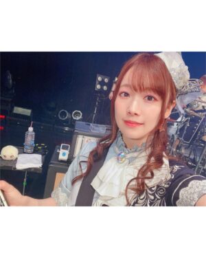Hina Suguta Instagram - 🦋Morfonica ZEPP TOUR 2023「forte」大阪公演🦋

ありがとうございました！

書いた下書き全部消えたので、またゼロから書き直します！
明日は名古屋公演なので、その待ち時間とかに見てくれて、テンション上げてくれたらいいなと思いながら書いてます…🥹

モニカ単独初の声出しライブ！
本当に念願で、ようやく叶いました！！
長かったなぁ〜

デビューしたときには考えられなかった景色が見れました。
みんなのおかげですね。
ありがとうございます。

ライブ中のコーレスもなんだけど、私的にはMCで色んな声が返ってくるのが本当に嬉しいなって。
もちろん拍手も暖かくて嬉しかった！
でも声っていろんな気持ちが伝えられるから…
Morfonicaでーす！って言ったらお出迎えしてくれるみんなの声があるのが、3年前は当たり前だったけど、今は特別なものに感じます。

モニカとしても「声出しライブ」ということをめちゃくちゃ意識していろいろ考えました！
朗読もモニカらしさはあったと思うんだけど、やっぱりキャラクターたちも成長してるから、そのキャラクターたちの成長した等身大の姿を見てほしくて、ずーーーっとキャラでMCがしたいってメンバーみんなで言ってて、ようやく叶いました✨
これも嬉しいことだった！
また新たなモニカが見せれたらなって思っているのだけど、大阪公演はどうだったかな？？

やっぱ「変わりたい」って思って始まったバンドだから変わったこと、成長したことはキャラを演じる身としては表現してあげたい大事なところです。

でももっといけるなーって思った！
ツアーのいいところは、さらにブラッシュアップできるところですね！！
声出しライブを私たちはまだまだ模索してる段階だったけどもっと攻めれる！もっとforteできる！と思った！
それが名古屋で発揮できるといいなぁ💭
なんか、モニカのキャラ5人と、演者5人と、バンドリーマーのみなさんと作り上げていってるライブって感じがして楽しいな❤️‍🔥

大阪は大阪でしかできないライブだった！！
これは間違いない！！！
名古屋は名古屋だけの最高のライブにするから楽しみにしててね！！

まずは、大阪に来てくださった皆さん、本当にありがとう❤️‍🔥❤️‍🔥❤️‍🔥

思ったこと箇条書きのように書き連ねてしまったので、文がぐちゃぐちゃかもですが、伝われ〜この想い！！笑
伝わった？そっか、ありがとう🥴

P.S.
お花をくれた人たちへ🌸
お礼を言うのが本当に遅くなってごめんね。
めちゃくちゃ嬉しかったです！
嬉しくてすれ違うスタッフさんに自慢してました。
「うちの透子と私を応援してくれる人たちってみんなセンスいいんですよね〜」って
楽屋花のいいところはいつでも見れることですね！
楽屋花は見守ってくれる感じでそっと応援して安心する😌
スタンドフラワー？ってやつは応援団長だよね！
パワーーーー💪🏻って感じで元気出る！
本当に素敵なお花をありがとう🤍
あ、そうだ。お花めっちゃ欲しい！って固執してる訳じゃないけど、いただいたらそれはそれは嬉しいもので…だから書いてますし、写真撮ってます。(過去に載せてないのもあると思うのですが、写真で私の思い出になってます🌷ありがとうね)
でも、みなさん無理のない範囲で大丈夫ですからね！
ライブに来てくれるだけで嬉しいから！！
でもまじでサンキューーーー！！！

おやすみ🍊🍊