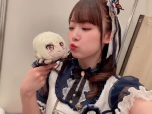 Hina Suguta Instagram - RAISE A SUILEN×Morfonica「Mythology Chapter 2」
ご来場いただいた皆様、ライブビューイングでご覧いただいた皆様、今回は見れなかったけど心の中で応援してくれていた皆様、
ありがとうございました。

富士急では毎回１年の集約というか、こんな姿になって帰ってきました、みたいな感覚。
デビュー戦から、リベンジ。そして今回は音で世界を作ってつなげていく。
単独ライブでは「言葉」と「音」なんだけど、その「音」を今回は持っていったって感じかな。
OPのAyasaさんちょーかっこよかったね！ベース＆ドラムもちょーかっこよかったね！！
ニヤニヤしちゃうの頑張って抑えたよ！

『どーしてもトーコレがやりたい私と、どーしてもふーすけを推したい私』
初披露の「One step at a a time」
一緒に手拍子してくれてありがとうね。楽しかったよ。
でも私は手拍子の前にどーーーーーーーーしてもトーコレがやりたくて！！！！！！！！
トーコレって公園だったし、外じゃん？初披露が富士急でしょ？やるしかないじゃん！って思って。
それで写真の案を出したんだけど、なかなかに難航して。結局現地に入らないと何も確認できなくて。
私の性格が意外にも事前にしっかり準備を固めたい派で、当日確認ってやつが一番苦手なんですよ。
現地リハでは「もうちょっとだけ楽しそうに…」なんて言われる始末で、トーコレをしたいのに、透子の願いを叶えたいのにできないかもって…提案しなければ、って思ってしまった瞬間もあったけど、なんとかスッタフの皆さんに支えてもらって、本当なんとかなったのかな。
でもライブ終わってTwitter見てたらみんなすごい喜んでもらえてたり、好きだっていってもらえて、本当にやってよかった、踏ん張ってよかったって思えたよ。
あと、どーしてもふーすけを推したい私ってのは、曲前の手拍子をみんなにやって！っていうのが本当はましろだったんだけど、トーコレで変わったのはふーすけだから。どうしてもふーすけにライトを当てたくて。
mikaさんとスタッフさんに頼んでふーすけにしてもらった！
モニカたちがいろんな経験をしてどんどん成長していくと、それに合わせて私たちも表現の幅が広がってできることが増えていくのはおもしろいね。

『自分のセリフにプレッシャーをかけられる日がくるとは…』
「flame of hope」です。まさかあんな演出になるとは。
ギソロにも慣れてきて、余裕が出てきたと思った瞬間のこの演出ですよ。絶対にミスれない…！！！！
「透子ちゃん！！！？？？いますぐ黙って！！！！！」と言いたくなりました。
Ayasaさんが私が弾いてる時にめっちゃ指板見てくるの！！！マジでルイ！！！！！私の渡した楽譜ちゃんとそのまま弾けているのかしら？と見定られている気がしましたわ！！！！！！
これからも透子ちゃんのルイに認めてもらう旅はまだまだ続きそうです。
 『お嬢様ライン』
今回は動きを変えた曲もちらほら。気付きやすいのだと「Never ever land」かな。
だが問題が…衣装がお嬢様なんですのよ！！！！最近流行ってるからか？足が開くのに限度があるしパンプスだから脱げないのか？という問題と常に戦わなきゃだったし、この衣装であの動き大丈夫か？と心配していました。
特に「unravel」と「Never ever land」は衣装が悲鳴を上げていたかもね。あの後半のカッコいいモニカゾーン楽しかったなぁ。
あの衣装マジでかわいかったよね。さすが透子ちゃん！
忘れそうになるけど、透子ちゃんも生粋のお嬢様なんでね。私もお嬢様を目指してお嬢様だけど動くときは動きますのよ〜って感じでこれからもお嬢様ラインと戦っていきますわ〜

『味噌煮込み』
RASさんとのアンコール。
「!NVADE SHOW!」ではRAYCHELLさんから直々に煽りパートを一緒にやらせていただけることになって…責任重大だ！！！となりながら必死に考えました。モニカ代表としてモニカらしさも残しつつRASさんのように煽りたいと思った結果「味噌で煮込んでほうとうにしちゃうぞ」になりました。
モニカではあんな煽りできないからめちゃくちゃ楽しかったなぁ。貴重な経験をさせてもらいました！ありがとうございます！
前回とは変わってれおちゃんや夏芽さんとも絡めて大満足です。
「Chapter ３」なんて夢はあるのかしら…

長くなっちゃった。まとめようと何日間か悩んだけど難しかった！
素敵なお花、素敵な差し入れ、素敵な応援メッセージ、素敵な感想、全部ありがとう。
いつも支えになっています。
これからもこのありがとうの気持ちをパフォーマンスで返していけるように、透子でいるために、頑張ります。
透子ちゃんは無理難題をたまにふっかけてくるけど、最後には私にいつも自信をくれる。いつまでたってもかなわないなぁ。
これだから透子を追いかけるのがやめられないんだわ！

また、私たちMorfonica10人に会いにきてください。
新たな夢の世界にお連れします。