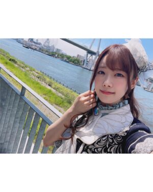 Hina Suguta Instagram - 🦋Morfonica ZEPP TOUR 2023「forte」大阪公演🦋

ありがとうございました！

書いた下書き全部消えたので、またゼロから書き直します！
明日は名古屋公演なので、その待ち時間とかに見てくれて、テンション上げてくれたらいいなと思いながら書いてます…🥹

モニカ単独初の声出しライブ！
本当に念願で、ようやく叶いました！！
長かったなぁ〜

デビューしたときには考えられなかった景色が見れました。
みんなのおかげですね。
ありがとうございます。

ライブ中のコーレスもなんだけど、私的にはMCで色んな声が返ってくるのが本当に嬉しいなって。
もちろん拍手も暖かくて嬉しかった！
でも声っていろんな気持ちが伝えられるから…
Morfonicaでーす！って言ったらお出迎えしてくれるみんなの声があるのが、3年前は当たり前だったけど、今は特別なものに感じます。

モニカとしても「声出しライブ」ということをめちゃくちゃ意識していろいろ考えました！
朗読もモニカらしさはあったと思うんだけど、やっぱりキャラクターたちも成長してるから、そのキャラクターたちの成長した等身大の姿を見てほしくて、ずーーーっとキャラでMCがしたいってメンバーみんなで言ってて、ようやく叶いました✨
これも嬉しいことだった！
また新たなモニカが見せれたらなって思っているのだけど、大阪公演はどうだったかな？？

やっぱ「変わりたい」って思って始まったバンドだから変わったこと、成長したことはキャラを演じる身としては表現してあげたい大事なところです。

でももっといけるなーって思った！
ツアーのいいところは、さらにブラッシュアップできるところですね！！
声出しライブを私たちはまだまだ模索してる段階だったけどもっと攻めれる！もっとforteできる！と思った！
それが名古屋で発揮できるといいなぁ💭
なんか、モニカのキャラ5人と、演者5人と、バンドリーマーのみなさんと作り上げていってるライブって感じがして楽しいな❤️‍🔥

大阪は大阪でしかできないライブだった！！
これは間違いない！！！
名古屋は名古屋だけの最高のライブにするから楽しみにしててね！！

まずは、大阪に来てくださった皆さん、本当にありがとう❤️‍🔥❤️‍🔥❤️‍🔥

思ったこと箇条書きのように書き連ねてしまったので、文がぐちゃぐちゃかもですが、伝われ〜この想い！！笑
伝わった？そっか、ありがとう🥴

P.S.
お花をくれた人たちへ🌸
お礼を言うのが本当に遅くなってごめんね。
めちゃくちゃ嬉しかったです！
嬉しくてすれ違うスタッフさんに自慢してました。
「うちの透子と私を応援してくれる人たちってみんなセンスいいんですよね〜」って
楽屋花のいいところはいつでも見れることですね！
楽屋花は見守ってくれる感じでそっと応援して安心する😌
スタンドフラワー？ってやつは応援団長だよね！
パワーーーー💪🏻って感じで元気出る！
本当に素敵なお花をありがとう🤍
あ、そうだ。お花めっちゃ欲しい！って固執してる訳じゃないけど、いただいたらそれはそれは嬉しいもので…だから書いてますし、写真撮ってます。(過去に載せてないのもあると思うのですが、写真で私の思い出になってます🌷ありがとうね)
でも、みなさん無理のない範囲で大丈夫ですからね！
ライブに来てくれるだけで嬉しいから！！
でもまじでサンキューーーー！！！

おやすみ🍊🍊