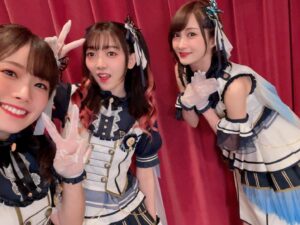 Hina Suguta Instagram - RAISE A SUILEN×Morfonica「Mythology Chapter 2」
ご来場いただいた皆様、ライブビューイングでご覧いただいた皆様、今回は見れなかったけど心の中で応援してくれていた皆様、
ありがとうございました。

富士急では毎回１年の集約というか、こんな姿になって帰ってきました、みたいな感覚。
デビュー戦から、リベンジ。そして今回は音で世界を作ってつなげていく。
単独ライブでは「言葉」と「音」なんだけど、その「音」を今回は持っていったって感じかな。
OPのAyasaさんちょーかっこよかったね！ベース＆ドラムもちょーかっこよかったね！！
ニヤニヤしちゃうの頑張って抑えたよ！

『どーしてもトーコレがやりたい私と、どーしてもふーすけを推したい私』
初披露の「One step at a a time」
一緒に手拍子してくれてありがとうね。楽しかったよ。
でも私は手拍子の前にどーーーーーーーーしてもトーコレがやりたくて！！！！！！！！
トーコレって公園だったし、外じゃん？初披露が富士急でしょ？やるしかないじゃん！って思って。
それで写真の案を出したんだけど、なかなかに難航して。結局現地に入らないと何も確認できなくて。
私の性格が意外にも事前にしっかり準備を固めたい派で、当日確認ってやつが一番苦手なんですよ。
現地リハでは「もうちょっとだけ楽しそうに…」なんて言われる始末で、トーコレをしたいのに、透子の願いを叶えたいのにできないかもって…提案しなければ、って思ってしまった瞬間もあったけど、なんとかスッタフの皆さんに支えてもらって、本当なんとかなったのかな。
でもライブ終わってTwitter見てたらみんなすごい喜んでもらえてたり、好きだっていってもらえて、本当にやってよかった、踏ん張ってよかったって思えたよ。
あと、どーしてもふーすけを推したい私ってのは、曲前の手拍子をみんなにやって！っていうのが本当はましろだったんだけど、トーコレで変わったのはふーすけだから。どうしてもふーすけにライトを当てたくて。
mikaさんとスタッフさんに頼んでふーすけにしてもらった！
モニカたちがいろんな経験をしてどんどん成長していくと、それに合わせて私たちも表現の幅が広がってできることが増えていくのはおもしろいね。

『自分のセリフにプレッシャーをかけられる日がくるとは…』
「flame of hope」です。まさかあんな演出になるとは。
ギソロにも慣れてきて、余裕が出てきたと思った瞬間のこの演出ですよ。絶対にミスれない…！！！！
「透子ちゃん！！！？？？いますぐ黙って！！！！！」と言いたくなりました。
Ayasaさんが私が弾いてる時にめっちゃ指板見てくるの！！！マジでルイ！！！！！私の渡した楽譜ちゃんとそのまま弾けているのかしら？と見定られている気がしましたわ！！！！！！
これからも透子ちゃんのルイに認めてもらう旅はまだまだ続きそうです。
 『お嬢様ライン』
今回は動きを変えた曲もちらほら。気付きやすいのだと「Never ever land」かな。
だが問題が…衣装がお嬢様なんですのよ！！！！最近流行ってるからか？足が開くのに限度があるしパンプスだから脱げないのか？という問題と常に戦わなきゃだったし、この衣装であの動き大丈夫か？と心配していました。
特に「unravel」と「Never ever land」は衣装が悲鳴を上げていたかもね。あの後半のカッコいいモニカゾーン楽しかったなぁ。
あの衣装マジでかわいかったよね。さすが透子ちゃん！
忘れそうになるけど、透子ちゃんも生粋のお嬢様なんでね。私もお嬢様を目指してお嬢様だけど動くときは動きますのよ〜って感じでこれからもお嬢様ラインと戦っていきますわ〜

『味噌煮込み』
RASさんとのアンコール。
「!NVADE SHOW!」ではRAYCHELLさんから直々に煽りパートを一緒にやらせていただけることになって…責任重大だ！！！となりながら必死に考えました。モニカ代表としてモニカらしさも残しつつRASさんのように煽りたいと思った結果「味噌で煮込んでほうとうにしちゃうぞ」になりました。
モニカではあんな煽りできないからめちゃくちゃ楽しかったなぁ。貴重な経験をさせてもらいました！ありがとうございます！
前回とは変わってれおちゃんや夏芽さんとも絡めて大満足です。
「Chapter ３」なんて夢はあるのかしら…

長くなっちゃった。まとめようと何日間か悩んだけど難しかった！
素敵なお花、素敵な差し入れ、素敵な応援メッセージ、素敵な感想、全部ありがとう。
いつも支えになっています。
これからもこのありがとうの気持ちをパフォーマンスで返していけるように、透子でいるために、頑張ります。
透子ちゃんは無理難題をたまにふっかけてくるけど、最後には私にいつも自信をくれる。いつまでたってもかなわないなぁ。
これだから透子を追いかけるのがやめられないんだわ！

また、私たちMorfonica10人に会いにきてください。
新たな夢の世界にお連れします。