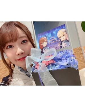 Hina Suguta Instagram - 🦋Morfonica ZEPP TOUR 2023「forte」大阪公演🦋

ありがとうございました！

書いた下書き全部消えたので、またゼロから書き直します！
明日は名古屋公演なので、その待ち時間とかに見てくれて、テンション上げてくれたらいいなと思いながら書いてます…🥹

モニカ単独初の声出しライブ！
本当に念願で、ようやく叶いました！！
長かったなぁ〜

デビューしたときには考えられなかった景色が見れました。
みんなのおかげですね。
ありがとうございます。

ライブ中のコーレスもなんだけど、私的にはMCで色んな声が返ってくるのが本当に嬉しいなって。
もちろん拍手も暖かくて嬉しかった！
でも声っていろんな気持ちが伝えられるから…
Morfonicaでーす！って言ったらお出迎えしてくれるみんなの声があるのが、3年前は当たり前だったけど、今は特別なものに感じます。

モニカとしても「声出しライブ」ということをめちゃくちゃ意識していろいろ考えました！
朗読もモニカらしさはあったと思うんだけど、やっぱりキャラクターたちも成長してるから、そのキャラクターたちの成長した等身大の姿を見てほしくて、ずーーーっとキャラでMCがしたいってメンバーみんなで言ってて、ようやく叶いました✨
これも嬉しいことだった！
また新たなモニカが見せれたらなって思っているのだけど、大阪公演はどうだったかな？？

やっぱ「変わりたい」って思って始まったバンドだから変わったこと、成長したことはキャラを演じる身としては表現してあげたい大事なところです。

でももっといけるなーって思った！
ツアーのいいところは、さらにブラッシュアップできるところですね！！
声出しライブを私たちはまだまだ模索してる段階だったけどもっと攻めれる！もっとforteできる！と思った！
それが名古屋で発揮できるといいなぁ💭
なんか、モニカのキャラ5人と、演者5人と、バンドリーマーのみなさんと作り上げていってるライブって感じがして楽しいな❤️‍🔥

大阪は大阪でしかできないライブだった！！
これは間違いない！！！
名古屋は名古屋だけの最高のライブにするから楽しみにしててね！！

まずは、大阪に来てくださった皆さん、本当にありがとう❤️‍🔥❤️‍🔥❤️‍🔥

思ったこと箇条書きのように書き連ねてしまったので、文がぐちゃぐちゃかもですが、伝われ〜この想い！！笑
伝わった？そっか、ありがとう🥴

P.S.
お花をくれた人たちへ🌸
お礼を言うのが本当に遅くなってごめんね。
めちゃくちゃ嬉しかったです！
嬉しくてすれ違うスタッフさんに自慢してました。
「うちの透子と私を応援してくれる人たちってみんなセンスいいんですよね〜」って
楽屋花のいいところはいつでも見れることですね！
楽屋花は見守ってくれる感じでそっと応援して安心する😌
スタンドフラワー？ってやつは応援団長だよね！
パワーーーー💪🏻って感じで元気出る！
本当に素敵なお花をありがとう🤍
あ、そうだ。お花めっちゃ欲しい！って固執してる訳じゃないけど、いただいたらそれはそれは嬉しいもので…だから書いてますし、写真撮ってます。(過去に載せてないのもあると思うのですが、写真で私の思い出になってます🌷ありがとうね)
でも、みなさん無理のない範囲で大丈夫ですからね！
ライブに来てくれるだけで嬉しいから！！
でもまじでサンキューーーー！！！

おやすみ🍊🍊