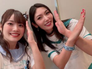 Hina Suguta Instagram - RAISE A SUILEN×Morfonica「Mythology Chapter 2」
ご来場いただいた皆様、ライブビューイングでご覧いただいた皆様、今回は見れなかったけど心の中で応援してくれていた皆様、
ありがとうございました。

富士急では毎回１年の集約というか、こんな姿になって帰ってきました、みたいな感覚。
デビュー戦から、リベンジ。そして今回は音で世界を作ってつなげていく。
単独ライブでは「言葉」と「音」なんだけど、その「音」を今回は持っていったって感じかな。
OPのAyasaさんちょーかっこよかったね！ベース＆ドラムもちょーかっこよかったね！！
ニヤニヤしちゃうの頑張って抑えたよ！

『どーしてもトーコレがやりたい私と、どーしてもふーすけを推したい私』
初披露の「One step at a a time」
一緒に手拍子してくれてありがとうね。楽しかったよ。
でも私は手拍子の前にどーーーーーーーーしてもトーコレがやりたくて！！！！！！！！
トーコレって公園だったし、外じゃん？初披露が富士急でしょ？やるしかないじゃん！って思って。
それで写真の案を出したんだけど、なかなかに難航して。結局現地に入らないと何も確認できなくて。
私の性格が意外にも事前にしっかり準備を固めたい派で、当日確認ってやつが一番苦手なんですよ。
現地リハでは「もうちょっとだけ楽しそうに…」なんて言われる始末で、トーコレをしたいのに、透子の願いを叶えたいのにできないかもって…提案しなければ、って思ってしまった瞬間もあったけど、なんとかスッタフの皆さんに支えてもらって、本当なんとかなったのかな。
でもライブ終わってTwitter見てたらみんなすごい喜んでもらえてたり、好きだっていってもらえて、本当にやってよかった、踏ん張ってよかったって思えたよ。
あと、どーしてもふーすけを推したい私ってのは、曲前の手拍子をみんなにやって！っていうのが本当はましろだったんだけど、トーコレで変わったのはふーすけだから。どうしてもふーすけにライトを当てたくて。
mikaさんとスタッフさんに頼んでふーすけにしてもらった！
モニカたちがいろんな経験をしてどんどん成長していくと、それに合わせて私たちも表現の幅が広がってできることが増えていくのはおもしろいね。

『自分のセリフにプレッシャーをかけられる日がくるとは…』
「flame of hope」です。まさかあんな演出になるとは。
ギソロにも慣れてきて、余裕が出てきたと思った瞬間のこの演出ですよ。絶対にミスれない…！！！！
「透子ちゃん！！！？？？いますぐ黙って！！！！！」と言いたくなりました。
Ayasaさんが私が弾いてる時にめっちゃ指板見てくるの！！！マジでルイ！！！！！私の渡した楽譜ちゃんとそのまま弾けているのかしら？と見定られている気がしましたわ！！！！！！
これからも透子ちゃんのルイに認めてもらう旅はまだまだ続きそうです。
 『お嬢様ライン』
今回は動きを変えた曲もちらほら。気付きやすいのだと「Never ever land」かな。
だが問題が…衣装がお嬢様なんですのよ！！！！最近流行ってるからか？足が開くのに限度があるしパンプスだから脱げないのか？という問題と常に戦わなきゃだったし、この衣装であの動き大丈夫か？と心配していました。
特に「unravel」と「Never ever land」は衣装が悲鳴を上げていたかもね。あの後半のカッコいいモニカゾーン楽しかったなぁ。
あの衣装マジでかわいかったよね。さすが透子ちゃん！
忘れそうになるけど、透子ちゃんも生粋のお嬢様なんでね。私もお嬢様を目指してお嬢様だけど動くときは動きますのよ〜って感じでこれからもお嬢様ラインと戦っていきますわ〜

『味噌煮込み』
RASさんとのアンコール。
「!NVADE SHOW!」ではRAYCHELLさんから直々に煽りパートを一緒にやらせていただけることになって…責任重大だ！！！となりながら必死に考えました。モニカ代表としてモニカらしさも残しつつRASさんのように煽りたいと思った結果「味噌で煮込んでほうとうにしちゃうぞ」になりました。
モニカではあんな煽りできないからめちゃくちゃ楽しかったなぁ。貴重な経験をさせてもらいました！ありがとうございます！
前回とは変わってれおちゃんや夏芽さんとも絡めて大満足です。
「Chapter ３」なんて夢はあるのかしら…

長くなっちゃった。まとめようと何日間か悩んだけど難しかった！
素敵なお花、素敵な差し入れ、素敵な応援メッセージ、素敵な感想、全部ありがとう。
いつも支えになっています。
これからもこのありがとうの気持ちをパフォーマンスで返していけるように、透子でいるために、頑張ります。
透子ちゃんは無理難題をたまにふっかけてくるけど、最後には私にいつも自信をくれる。いつまでたってもかなわないなぁ。
これだから透子を追いかけるのがやめられないんだわ！

また、私たちMorfonica10人に会いにきてください。
新たな夢の世界にお連れします。