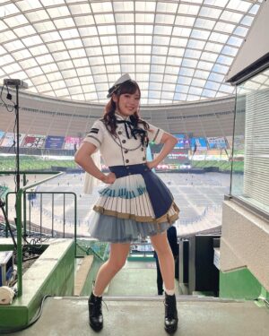 Hina Suguta Instagram - 『BanG Dream! Special☆LIVE Girls Band Party! 2020→2022』

『ブシロード15周年記念ライブinベルーナドーム』

両日、ありがとうございました！

🌟2年越しのGBP2022🌟
2年の時って本当に大きいんだなと実感。
オープニングアクトだった私たちがこんな大きなライブのトップバッターを努めるまでの時が経ったということです。
ドームに自分が立つなんて想像してなかったし、立った今でも実感が湧いてないです。
すごいな…バンドリって。

モニカ一同本当に気合い入ってて、きっと初めましての方も多いから、モニカのライブに来たらこんなのも見れるんだぞ！って言うのも知ってもらいたいよね、ってflame of hopeの前にインストを追加。
これも2年の時間が与えてくれたモニカの色ですよね。
モニカの曲ってキラッと優雅なイメージが多いかもしれないけど、Reverberationでも垣間見えたように闇も背負えますので。笑
モニカリアルメンバーはちゃんとオタクなので、インスト聞いた瞬間厨二心が疼いてニヤニヤ＆闇堕ちましろに期待してるところもあったりして、セトリ決めてるときの妄想話がおもしろいんですよ。
話がそれちゃった…！次のブシロードロックフェスにも繋がってる感じがして、自分でもこれからのモニカが楽しみになってきてます✨

絆色のアンサンブルではまたまたポピパさんと！
おたえさんと走りまくり！
でもアスハモだったらついていけなかったかもしれない。弾けなくなりそうだし、楽譜も飛びそうだから。
今回は勝手に動いてた！なんか弾けてた！楽しかった！
これも年月の賜物だ〜
次は彩ちゃんも一緒に歌えたらいいなぁ〜
日菜ちゃんとハイタッチしたかったー！

「CiRCLE THANKS MUSiC♪ 」ではモニカを土台に演奏しました！
モニカが弾くんだ！ってちょっとびっくりしたよ。
先輩たちの耳に自分の演奏が返ってるんだと思うといつも以上に緊張しました…
しかもモニカの曲ではなかなかでてこないリズムだったから苦労しました。
そんなリズムの中サビを腰フリフリして踊ってたら、リハの時さえちゃんが何でそれができるの？…体張ってんねぇ…と。
実は動きは簡単そうに見えても超脳トレみたいな風になってるときも多々あって、それを気づいてくれたことになんだか今までやってきたことが救われた気がして、その夜しんみりしたって話もある。
楽々楽しそうに弾いてるなって思われることが多いとは思うけど、それはゴールだからそう思われてることに透子ちゃんとしては大正解で私はしてやったりなのですけどね！

もしどんな脳トレなのか気になる人は真似してみてね！笑

2年越しのライブ。本当に一緒に立てて、光栄な時間でした。

🌟ブシロード15周年ライブ🌟
最初からブチアゲでしたね！
私はまだまだブシロードさんの歴史には浅い知識しかないし、貢献度も激浅なんだけど、少しでも盛り上げられて、お祝いできたらいいなと思っていました。

そして何よりモニカ初の声出しライブ！
いつも全力で楽しんでくれているのは伝わっていたけど、今回の熱気はすごかった…
それだけみなさんも待っていてくれたってことですよね。
本当にありがとうございます。
Twitterにも書いたけど、ワンマンでみなさんの声が聞けるまでは何が起きようとライブを止めたくない！ってさらに思いました。
ブシロックフェスでも声が聞けるみたいだけど、フェスってことはたくさんの方が出演されるはずだし、モニカとしてワンマンのようにたくさん話したり演奏したりはきっとできないと思うんです。(何も知らんけど笑)
みなさんの声を聞いてモニカのためだけのモニカが一人占めできる声を堪能したくなっちゃった！欲張り？いや！2年待ってんだ！2年分は欲しがるぞ！？
MCでもいつも一方的で拍手でなんとかみなさんが返してくれてるのは大感謝！だけど、直接その声を聞くのが楽しみだから、それまで喉と腹筋を鍛えておいてください🔥

今回もたくさん話してしまいましたが、結論とても楽しい2日間でした！
次は2月！初めてRoseliaさんと一緒にライブです🌹
ついに師匠と共演か〜
透子ちゃんとしてこれは大事件です！
そんなことも踏まえて大切に作り上げていきたいと思いますので、楽しみに待っていてくださいね✨
…ちなみにもうギターのレッスンしてきたけど…ヤバい……頭爆発しそうだった。

ということで、また10人でお待ちしています🦋

 #GBP2022  #ブシロード15周年記念ライブinベルーナドーム
