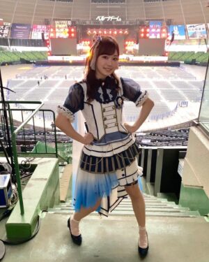 Hina Suguta Instagram - 『BanG Dream! Special☆LIVE Girls Band Party! 2020→2022』

『ブシロード15周年記念ライブinベルーナドーム』

両日、ありがとうございました！

🌟2年越しのGBP2022🌟
2年の時って本当に大きいんだなと実感。
オープニングアクトだった私たちがこんな大きなライブのトップバッターを努めるまでの時が経ったということです。
ドームに自分が立つなんて想像してなかったし、立った今でも実感が湧いてないです。
すごいな…バンドリって。

モニカ一同本当に気合い入ってて、きっと初めましての方も多いから、モニカのライブに来たらこんなのも見れるんだぞ！って言うのも知ってもらいたいよね、ってflame of hopeの前にインストを追加。
これも2年の時間が与えてくれたモニカの色ですよね。
モニカの曲ってキラッと優雅なイメージが多いかもしれないけど、Reverberationでも垣間見えたように闇も背負えますので。笑
モニカリアルメンバーはちゃんとオタクなので、インスト聞いた瞬間厨二心が疼いてニヤニヤ＆闇堕ちましろに期待してるところもあったりして、セトリ決めてるときの妄想話がおもしろいんですよ。
話がそれちゃった…！次のブシロードロックフェスにも繋がってる感じがして、自分でもこれからのモニカが楽しみになってきてます✨

絆色のアンサンブルではまたまたポピパさんと！
おたえさんと走りまくり！
でもアスハモだったらついていけなかったかもしれない。弾けなくなりそうだし、楽譜も飛びそうだから。
今回は勝手に動いてた！なんか弾けてた！楽しかった！
これも年月の賜物だ〜
次は彩ちゃんも一緒に歌えたらいいなぁ〜
日菜ちゃんとハイタッチしたかったー！

「CiRCLE THANKS MUSiC♪ 」ではモニカを土台に演奏しました！
モニカが弾くんだ！ってちょっとびっくりしたよ。
先輩たちの耳に自分の演奏が返ってるんだと思うといつも以上に緊張しました…
しかもモニカの曲ではなかなかでてこないリズムだったから苦労しました。
そんなリズムの中サビを腰フリフリして踊ってたら、リハの時さえちゃんが何でそれができるの？…体張ってんねぇ…と。
実は動きは簡単そうに見えても超脳トレみたいな風になってるときも多々あって、それを気づいてくれたことになんだか今までやってきたことが救われた気がして、その夜しんみりしたって話もある。
楽々楽しそうに弾いてるなって思われることが多いとは思うけど、それはゴールだからそう思われてることに透子ちゃんとしては大正解で私はしてやったりなのですけどね！

もしどんな脳トレなのか気になる人は真似してみてね！笑

2年越しのライブ。本当に一緒に立てて、光栄な時間でした。

🌟ブシロード15周年ライブ🌟
最初からブチアゲでしたね！
私はまだまだブシロードさんの歴史には浅い知識しかないし、貢献度も激浅なんだけど、少しでも盛り上げられて、お祝いできたらいいなと思っていました。

そして何よりモニカ初の声出しライブ！
いつも全力で楽しんでくれているのは伝わっていたけど、今回の熱気はすごかった…
それだけみなさんも待っていてくれたってことですよね。
本当にありがとうございます。
Twitterにも書いたけど、ワンマンでみなさんの声が聞けるまでは何が起きようとライブを止めたくない！ってさらに思いました。
ブシロックフェスでも声が聞けるみたいだけど、フェスってことはたくさんの方が出演されるはずだし、モニカとしてワンマンのようにたくさん話したり演奏したりはきっとできないと思うんです。(何も知らんけど笑)
みなさんの声を聞いてモニカのためだけのモニカが一人占めできる声を堪能したくなっちゃった！欲張り？いや！2年待ってんだ！2年分は欲しがるぞ！？
MCでもいつも一方的で拍手でなんとかみなさんが返してくれてるのは大感謝！だけど、直接その声を聞くのが楽しみだから、それまで喉と腹筋を鍛えておいてください🔥

今回もたくさん話してしまいましたが、結論とても楽しい2日間でした！
次は2月！初めてRoseliaさんと一緒にライブです🌹
ついに師匠と共演か〜
透子ちゃんとしてこれは大事件です！
そんなことも踏まえて大切に作り上げていきたいと思いますので、楽しみに待っていてくださいね✨
…ちなみにもうギターのレッスンしてきたけど…ヤバい……頭爆発しそうだった。

ということで、また10人でお待ちしています🦋

 #GBP2022  #ブシロード15周年記念ライブinベルーナドーム