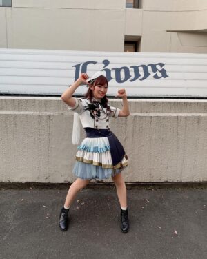 Hina Suguta Instagram - 『BanG Dream! Special☆LIVE Girls Band Party! 2020→2022』

『ブシロード15周年記念ライブinベルーナドーム』

両日、ありがとうございました！

🌟2年越しのGBP2022🌟
2年の時って本当に大きいんだなと実感。
オープニングアクトだった私たちがこんな大きなライブのトップバッターを努めるまでの時が経ったということです。
ドームに自分が立つなんて想像してなかったし、立った今でも実感が湧いてないです。
すごいな…バンドリって。

モニカ一同本当に気合い入ってて、きっと初めましての方も多いから、モニカのライブに来たらこんなのも見れるんだぞ！って言うのも知ってもらいたいよね、ってflame of hopeの前にインストを追加。
これも2年の時間が与えてくれたモニカの色ですよね。
モニカの曲ってキラッと優雅なイメージが多いかもしれないけど、Reverberationでも垣間見えたように闇も背負えますので。笑
モニカリアルメンバーはちゃんとオタクなので、インスト聞いた瞬間厨二心が疼いてニヤニヤ＆闇堕ちましろに期待してるところもあったりして、セトリ決めてるときの妄想話がおもしろいんですよ。
話がそれちゃった…！次のブシロードロックフェスにも繋がってる感じがして、自分でもこれからのモニカが楽しみになってきてます✨

絆色のアンサンブルではまたまたポピパさんと！
おたえさんと走りまくり！
でもアスハモだったらついていけなかったかもしれない。弾けなくなりそうだし、楽譜も飛びそうだから。
今回は勝手に動いてた！なんか弾けてた！楽しかった！
これも年月の賜物だ〜
次は彩ちゃんも一緒に歌えたらいいなぁ〜
日菜ちゃんとハイタッチしたかったー！

「CiRCLE THANKS MUSiC♪ 」ではモニカを土台に演奏しました！
モニカが弾くんだ！ってちょっとびっくりしたよ。
先輩たちの耳に自分の演奏が返ってるんだと思うといつも以上に緊張しました…
しかもモニカの曲ではなかなかでてこないリズムだったから苦労しました。
そんなリズムの中サビを腰フリフリして踊ってたら、リハの時さえちゃんが何でそれができるの？…体張ってんねぇ…と。
実は動きは簡単そうに見えても超脳トレみたいな風になってるときも多々あって、それを気づいてくれたことになんだか今までやってきたことが救われた気がして、その夜しんみりしたって話もある。
楽々楽しそうに弾いてるなって思われることが多いとは思うけど、それはゴールだからそう思われてることに透子ちゃんとしては大正解で私はしてやったりなのですけどね！

もしどんな脳トレなのか気になる人は真似してみてね！笑

2年越しのライブ。本当に一緒に立てて、光栄な時間でした。

🌟ブシロード15周年ライブ🌟
最初からブチアゲでしたね！
私はまだまだブシロードさんの歴史には浅い知識しかないし、貢献度も激浅なんだけど、少しでも盛り上げられて、お祝いできたらいいなと思っていました。

そして何よりモニカ初の声出しライブ！
いつも全力で楽しんでくれているのは伝わっていたけど、今回の熱気はすごかった…
それだけみなさんも待っていてくれたってことですよね。
本当にありがとうございます。
Twitterにも書いたけど、ワンマンでみなさんの声が聞けるまでは何が起きようとライブを止めたくない！ってさらに思いました。
ブシロックフェスでも声が聞けるみたいだけど、フェスってことはたくさんの方が出演されるはずだし、モニカとしてワンマンのようにたくさん話したり演奏したりはきっとできないと思うんです。(何も知らんけど笑)
みなさんの声を聞いてモニカのためだけのモニカが一人占めできる声を堪能したくなっちゃった！欲張り？いや！2年待ってんだ！2年分は欲しがるぞ！？
MCでもいつも一方的で拍手でなんとかみなさんが返してくれてるのは大感謝！だけど、直接その声を聞くのが楽しみだから、それまで喉と腹筋を鍛えておいてください🔥

今回もたくさん話してしまいましたが、結論とても楽しい2日間でした！
次は2月！初めてRoseliaさんと一緒にライブです🌹
ついに師匠と共演か〜
透子ちゃんとしてこれは大事件です！
そんなことも踏まえて大切に作り上げていきたいと思いますので、楽しみに待っていてくださいね✨
…ちなみにもうギターのレッスンしてきたけど…ヤバい……頭爆発しそうだった。

ということで、また10人でお待ちしています🦋

 #GBP2022  #ブシロード15周年記念ライブinベルーナドーム