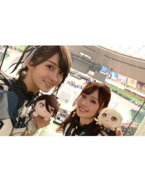 Hina Suguta Instagram - 『BanG Dream! Special☆LIVE Girls Band Party! 2020→2022』

『ブシロード15周年記念ライブinベルーナドーム』

両日、ありがとうございました！

🌟2年越しのGBP2022🌟
2年の時って本当に大きいんだなと実感。
オープニングアクトだった私たちがこんな大きなライブのトップバッターを努めるまでの時が経ったということです。
ドームに自分が立つなんて想像してなかったし、立った今でも実感が湧いてないです。
すごいな…バンドリって。

モニカ一同本当に気合い入ってて、きっと初めましての方も多いから、モニカのライブに来たらこんなのも見れるんだぞ！って言うのも知ってもらいたいよね、ってflame of hopeの前にインストを追加。
これも2年の時間が与えてくれたモニカの色ですよね。
モニカの曲ってキラッと優雅なイメージが多いかもしれないけど、Reverberationでも垣間見えたように闇も背負えますので。笑
モニカリアルメンバーはちゃんとオタクなので、インスト聞いた瞬間厨二心が疼いてニヤニヤ＆闇堕ちましろに期待してるところもあったりして、セトリ決めてるときの妄想話がおもしろいんですよ。
話がそれちゃった…！次のブシロードロックフェスにも繋がってる感じがして、自分でもこれからのモニカが楽しみになってきてます✨

絆色のアンサンブルではまたまたポピパさんと！
おたえさんと走りまくり！
でもアスハモだったらついていけなかったかもしれない。弾けなくなりそうだし、楽譜も飛びそうだから。
今回は勝手に動いてた！なんか弾けてた！楽しかった！
これも年月の賜物だ〜
次は彩ちゃんも一緒に歌えたらいいなぁ〜
日菜ちゃんとハイタッチしたかったー！

「CiRCLE THANKS MUSiC♪ 」ではモニカを土台に演奏しました！
モニカが弾くんだ！ってちょっとびっくりしたよ。
先輩たちの耳に自分の演奏が返ってるんだと思うといつも以上に緊張しました…
しかもモニカの曲ではなかなかでてこないリズムだったから苦労しました。
そんなリズムの中サビを腰フリフリして踊ってたら、リハの時さえちゃんが何でそれができるの？…体張ってんねぇ…と。
実は動きは簡単そうに見えても超脳トレみたいな風になってるときも多々あって、それを気づいてくれたことになんだか今までやってきたことが救われた気がして、その夜しんみりしたって話もある。
楽々楽しそうに弾いてるなって思われることが多いとは思うけど、それはゴールだからそう思われてることに透子ちゃんとしては大正解で私はしてやったりなのですけどね！

もしどんな脳トレなのか気になる人は真似してみてね！笑

2年越しのライブ。本当に一緒に立てて、光栄な時間でした。

🌟ブシロード15周年ライブ🌟
最初からブチアゲでしたね！
私はまだまだブシロードさんの歴史には浅い知識しかないし、貢献度も激浅なんだけど、少しでも盛り上げられて、お祝いできたらいいなと思っていました。

そして何よりモニカ初の声出しライブ！
いつも全力で楽しんでくれているのは伝わっていたけど、今回の熱気はすごかった…
それだけみなさんも待っていてくれたってことですよね。
本当にありがとうございます。
Twitterにも書いたけど、ワンマンでみなさんの声が聞けるまでは何が起きようとライブを止めたくない！ってさらに思いました。
ブシロックフェスでも声が聞けるみたいだけど、フェスってことはたくさんの方が出演されるはずだし、モニカとしてワンマンのようにたくさん話したり演奏したりはきっとできないと思うんです。(何も知らんけど笑)
みなさんの声を聞いてモニカのためだけのモニカが一人占めできる声を堪能したくなっちゃった！欲張り？いや！2年待ってんだ！2年分は欲しがるぞ！？
MCでもいつも一方的で拍手でなんとかみなさんが返してくれてるのは大感謝！だけど、直接その声を聞くのが楽しみだから、それまで喉と腹筋を鍛えておいてください🔥

今回もたくさん話してしまいましたが、結論とても楽しい2日間でした！
次は2月！初めてRoseliaさんと一緒にライブです🌹
ついに師匠と共演か〜
透子ちゃんとしてこれは大事件です！
そんなことも踏まえて大切に作り上げていきたいと思いますので、楽しみに待っていてくださいね✨
…ちなみにもうギターのレッスンしてきたけど…ヤバい……頭爆発しそうだった。

ということで、また10人でお待ちしています🦋

 #GBP2022  #ブシロード15周年記念ライブinベルーナドーム