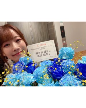 Hina Suguta Instagram - 🦋Morfonica ZEPP TOUR 2023「forte」大阪公演🦋

ありがとうございました！

書いた下書き全部消えたので、またゼロから書き直します！
明日は名古屋公演なので、その待ち時間とかに見てくれて、テンション上げてくれたらいいなと思いながら書いてます…🥹

モニカ単独初の声出しライブ！
本当に念願で、ようやく叶いました！！
長かったなぁ〜

デビューしたときには考えられなかった景色が見れました。
みんなのおかげですね。
ありがとうございます。

ライブ中のコーレスもなんだけど、私的にはMCで色んな声が返ってくるのが本当に嬉しいなって。
もちろん拍手も暖かくて嬉しかった！
でも声っていろんな気持ちが伝えられるから…
Morfonicaでーす！って言ったらお出迎えしてくれるみんなの声があるのが、3年前は当たり前だったけど、今は特別なものに感じます。

モニカとしても「声出しライブ」ということをめちゃくちゃ意識していろいろ考えました！
朗読もモニカらしさはあったと思うんだけど、やっぱりキャラクターたちも成長してるから、そのキャラクターたちの成長した等身大の姿を見てほしくて、ずーーーっとキャラでMCがしたいってメンバーみんなで言ってて、ようやく叶いました✨
これも嬉しいことだった！
また新たなモニカが見せれたらなって思っているのだけど、大阪公演はどうだったかな？？

やっぱ「変わりたい」って思って始まったバンドだから変わったこと、成長したことはキャラを演じる身としては表現してあげたい大事なところです。

でももっといけるなーって思った！
ツアーのいいところは、さらにブラッシュアップできるところですね！！
声出しライブを私たちはまだまだ模索してる段階だったけどもっと攻めれる！もっとforteできる！と思った！
それが名古屋で発揮できるといいなぁ💭
なんか、モニカのキャラ5人と、演者5人と、バンドリーマーのみなさんと作り上げていってるライブって感じがして楽しいな❤️‍🔥

大阪は大阪でしかできないライブだった！！
これは間違いない！！！
名古屋は名古屋だけの最高のライブにするから楽しみにしててね！！

まずは、大阪に来てくださった皆さん、本当にありがとう❤️‍🔥❤️‍🔥❤️‍🔥

思ったこと箇条書きのように書き連ねてしまったので、文がぐちゃぐちゃかもですが、伝われ〜この想い！！笑
伝わった？そっか、ありがとう🥴

P.S.
お花をくれた人たちへ🌸
お礼を言うのが本当に遅くなってごめんね。
めちゃくちゃ嬉しかったです！
嬉しくてすれ違うスタッフさんに自慢してました。
「うちの透子と私を応援してくれる人たちってみんなセンスいいんですよね〜」って
楽屋花のいいところはいつでも見れることですね！
楽屋花は見守ってくれる感じでそっと応援して安心する😌
スタンドフラワー？ってやつは応援団長だよね！
パワーーーー💪🏻って感じで元気出る！
本当に素敵なお花をありがとう🤍
あ、そうだ。お花めっちゃ欲しい！って固執してる訳じゃないけど、いただいたらそれはそれは嬉しいもので…だから書いてますし、写真撮ってます。(過去に載せてないのもあると思うのですが、写真で私の思い出になってます🌷ありがとうね)
でも、みなさん無理のない範囲で大丈夫ですからね！
ライブに来てくれるだけで嬉しいから！！
でもまじでサンキューーーー！！！

おやすみ🍊🍊