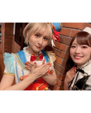 Hina Suguta Instagram - 『BanG Dream! Special☆LIVE Girls Band Party! 2020→2022』

『ブシロード15周年記念ライブinベルーナドーム』

両日、ありがとうございました！

🌟2年越しのGBP2022🌟
2年の時って本当に大きいんだなと実感。
オープニングアクトだった私たちがこんな大きなライブのトップバッターを努めるまでの時が経ったということです。
ドームに自分が立つなんて想像してなかったし、立った今でも実感が湧いてないです。
すごいな…バンドリって。

モニカ一同本当に気合い入ってて、きっと初めましての方も多いから、モニカのライブに来たらこんなのも見れるんだぞ！って言うのも知ってもらいたいよね、ってflame of hopeの前にインストを追加。
これも2年の時間が与えてくれたモニカの色ですよね。
モニカの曲ってキラッと優雅なイメージが多いかもしれないけど、Reverberationでも垣間見えたように闇も背負えますので。笑
モニカリアルメンバーはちゃんとオタクなので、インスト聞いた瞬間厨二心が疼いてニヤニヤ＆闇堕ちましろに期待してるところもあったりして、セトリ決めてるときの妄想話がおもしろいんですよ。
話がそれちゃった…！次のブシロードロックフェスにも繋がってる感じがして、自分でもこれからのモニカが楽しみになってきてます✨

絆色のアンサンブルではまたまたポピパさんと！
おたえさんと走りまくり！
でもアスハモだったらついていけなかったかもしれない。弾けなくなりそうだし、楽譜も飛びそうだから。
今回は勝手に動いてた！なんか弾けてた！楽しかった！
これも年月の賜物だ〜
次は彩ちゃんも一緒に歌えたらいいなぁ〜
日菜ちゃんとハイタッチしたかったー！

「CiRCLE THANKS MUSiC♪ 」ではモニカを土台に演奏しました！
モニカが弾くんだ！ってちょっとびっくりしたよ。
先輩たちの耳に自分の演奏が返ってるんだと思うといつも以上に緊張しました…
しかもモニカの曲ではなかなかでてこないリズムだったから苦労しました。
そんなリズムの中サビを腰フリフリして踊ってたら、リハの時さえちゃんが何でそれができるの？…体張ってんねぇ…と。
実は動きは簡単そうに見えても超脳トレみたいな風になってるときも多々あって、それを気づいてくれたことになんだか今までやってきたことが救われた気がして、その夜しんみりしたって話もある。
楽々楽しそうに弾いてるなって思われることが多いとは思うけど、それはゴールだからそう思われてることに透子ちゃんとしては大正解で私はしてやったりなのですけどね！

もしどんな脳トレなのか気になる人は真似してみてね！笑

2年越しのライブ。本当に一緒に立てて、光栄な時間でした。

🌟ブシロード15周年ライブ🌟
最初からブチアゲでしたね！
私はまだまだブシロードさんの歴史には浅い知識しかないし、貢献度も激浅なんだけど、少しでも盛り上げられて、お祝いできたらいいなと思っていました。

そして何よりモニカ初の声出しライブ！
いつも全力で楽しんでくれているのは伝わっていたけど、今回の熱気はすごかった…
それだけみなさんも待っていてくれたってことですよね。
本当にありがとうございます。
Twitterにも書いたけど、ワンマンでみなさんの声が聞けるまでは何が起きようとライブを止めたくない！ってさらに思いました。
ブシロックフェスでも声が聞けるみたいだけど、フェスってことはたくさんの方が出演されるはずだし、モニカとしてワンマンのようにたくさん話したり演奏したりはきっとできないと思うんです。(何も知らんけど笑)
みなさんの声を聞いてモニカのためだけのモニカが一人占めできる声を堪能したくなっちゃった！欲張り？いや！2年待ってんだ！2年分は欲しがるぞ！？
MCでもいつも一方的で拍手でなんとかみなさんが返してくれてるのは大感謝！だけど、直接その声を聞くのが楽しみだから、それまで喉と腹筋を鍛えておいてください🔥

今回もたくさん話してしまいましたが、結論とても楽しい2日間でした！
次は2月！初めてRoseliaさんと一緒にライブです🌹
ついに師匠と共演か〜
透子ちゃんとしてこれは大事件です！
そんなことも踏まえて大切に作り上げていきたいと思いますので、楽しみに待っていてくださいね✨
…ちなみにもうギターのレッスンしてきたけど…ヤバい……頭爆発しそうだった。

ということで、また10人でお待ちしています🦋

 #GBP2022  #ブシロード15周年記念ライブinベルーナドーム