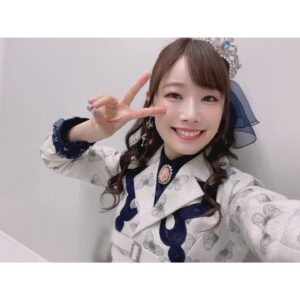 Hina Suguta Instagram - バンドリ11thライブ　DAY2 : Roselia×Morfonica「星空の夜想曲」にご来場いただいた皆様、配信でご覧いただいた皆様、心の中で応援してくださった皆様、ありがとうございました。
 初めてRoseliaさんとのツーマンライブ！ということで、モニカとしてとっても嬉しかったし、私的にもあの紗夜さんとご一緒できることに気合入りまくりでした。
しかも、蓋を開けてみればRoseliaさんとモニカが交互に演奏していったり、コラボ曲も多かったりと今までのツーマンライブとは全く違った演出となっていて、衝撃を受けました。
まさに２バンドで作り上げていくライブになるとわかってセトリ決めもいつも以上に白熱しました。

すでにやらないといけない新曲はコラボを含めて５曲。さらに新曲をやるのは厳しいとプロデューサーさんから言われましたが、「入れなきゃダメなんです。Roseliaさんファンの方にもモニカいいなって思ってもらうには、楽しんでもらうには、踏ん張らないといけないんです。」とお願いして叶ったのが「Nameless Story」です。

でも自分からお願いしておいてなんだけど、めっちゃ難しくてとにかく難しくて苦労しました…。年末年始はギター三昧になりましたが、そのおかげでいいライブができたとは思うので、結果オーライです。
2022年時点で私が弾けていた曲は「誓いのWingbeat」のみ。１カ月で新曲５曲はCantabileを思い出すなぁ。
１月は間違いなくバンドマンだった。週４回レッスンに通う日々。でも仕上がったのはライブ１週間前くらいでした。なんとか仕上がってよかったです。

今回の醍醐味といえば！コラボ！！！
オープニングから「BLACK SHOUT」で紗夜さんとソロを！「THE HISTORIC…」でも紗夜さんとソロコラボからのRoseliaと一緒に弾かせていただきました！
本当に緊張しましたしプレッシャーでした。紗夜さんのオクターブ下のソロを弾かせてもらいましたが、ソロは一音でもリズムがずれたり音がずれると台無しになってしまうので、それを先輩の曲で、しかも紗夜さんと弾くということで心臓バクバクでした。
工藤さんからはパフォーマンスについてすごく勉強になりました。おかげでソロ終わりのピースも生まれました。これからの自分達のライブでも取り入れていきたいことがたくさんありました。やっぱり工藤さんはリアル紗夜さんです。
相羽さんからも動きについてアドバイスをいただき、なんとかRoseliaさんと一体になれたと思います。
本当にありがとうございます。

そしてやっぱモニカなんだよな〜と。
「THE HISTORIC…」を終えたら、おゆちゃんが舞台袖にいて👍としてくれました。あまねちゃんが「Nameless Story」が始まる前にピースをしながら入ってきて固まっていた私からいい感じに力が抜けました。Ayasaさんとmikaさんは裏に戻ると透子ちゃんポーズで迎えてくれました。ちょっと泣きそうになったけど内緒です。

そんなメンバーとできたモニカ待望の新曲「誓いのWingbeat」。MVもあるのでいっぱい見てください。
モニカオリジナル曲で一番難しかった曲です。ジャンプやターンなどDaylight以降できるようになった動きをここぞとばかりに集約して入れたので、そこもポイントです。そんな今のメンバーの成長した姿も見どころですし、歌詞はモニカ人生がぎゅっと詰まった曲です。
MVにはモニカを見守ってくれてる方達もいるライブ映像があるのも好きです。エモいんです。本当にエモいです。そんな曲をついに皆さんに披露できて嬉しかったです。

今回はついに全編声出しもOK。これからもOK。ということでモニカの声出しライブを一緒に作っていってください。よろしくお願いします。
個人的にはMCで皆さんがどう声を出してくれるのか楽しみです。「モルフォニカー！」って呼んでくれるのかな？モニカコールはあるのかな？皆さんの声が大き過ぎてメンバーが戸惑っちゃうくらいを期待しています。

ということでたくさん振り返ってきました。Roseliaさんとツーマンできたのはモニカにとってとても学びも多い時間になりました。そしてモニカでまた一つ大きな山を乗り越えらたのでメンバーの絆もぐっと固くなりました。

次はブシロック、ツアー。あ、近いところで言えば明日！超次元音楽祭ですね。
新たなモニカの歴史を一緒に作っていきましょう！

１０人でお待ちしています。また会う日まで。

#バンドリ11thライブ #星空の夜想曲 #桐ヶ谷透子