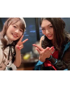 Hina Suguta Instagram - 『BanG Dream! Special☆LIVE Girls Band Party! 2020→2022』

『ブシロード15周年記念ライブinベルーナドーム』

両日、ありがとうございました！

🌟2年越しのGBP2022🌟
2年の時って本当に大きいんだなと実感。
オープニングアクトだった私たちがこんな大きなライブのトップバッターを努めるまでの時が経ったということです。
ドームに自分が立つなんて想像してなかったし、立った今でも実感が湧いてないです。
すごいな…バンドリって。

モニカ一同本当に気合い入ってて、きっと初めましての方も多いから、モニカのライブに来たらこんなのも見れるんだぞ！って言うのも知ってもらいたいよね、ってflame of hopeの前にインストを追加。
これも2年の時間が与えてくれたモニカの色ですよね。
モニカの曲ってキラッと優雅なイメージが多いかもしれないけど、Reverberationでも垣間見えたように闇も背負えますので。笑
モニカリアルメンバーはちゃんとオタクなので、インスト聞いた瞬間厨二心が疼いてニヤニヤ＆闇堕ちましろに期待してるところもあったりして、セトリ決めてるときの妄想話がおもしろいんですよ。
話がそれちゃった…！次のブシロードロックフェスにも繋がってる感じがして、自分でもこれからのモニカが楽しみになってきてます✨

絆色のアンサンブルではまたまたポピパさんと！
おたえさんと走りまくり！
でもアスハモだったらついていけなかったかもしれない。弾けなくなりそうだし、楽譜も飛びそうだから。
今回は勝手に動いてた！なんか弾けてた！楽しかった！
これも年月の賜物だ〜
次は彩ちゃんも一緒に歌えたらいいなぁ〜
日菜ちゃんとハイタッチしたかったー！

「CiRCLE THANKS MUSiC♪ 」ではモニカを土台に演奏しました！
モニカが弾くんだ！ってちょっとびっくりしたよ。
先輩たちの耳に自分の演奏が返ってるんだと思うといつも以上に緊張しました…
しかもモニカの曲ではなかなかでてこないリズムだったから苦労しました。
そんなリズムの中サビを腰フリフリして踊ってたら、リハの時さえちゃんが何でそれができるの？…体張ってんねぇ…と。
実は動きは簡単そうに見えても超脳トレみたいな風になってるときも多々あって、それを気づいてくれたことになんだか今までやってきたことが救われた気がして、その夜しんみりしたって話もある。
楽々楽しそうに弾いてるなって思われることが多いとは思うけど、それはゴールだからそう思われてることに透子ちゃんとしては大正解で私はしてやったりなのですけどね！

もしどんな脳トレなのか気になる人は真似してみてね！笑

2年越しのライブ。本当に一緒に立てて、光栄な時間でした。

🌟ブシロード15周年ライブ🌟
最初からブチアゲでしたね！
私はまだまだブシロードさんの歴史には浅い知識しかないし、貢献度も激浅なんだけど、少しでも盛り上げられて、お祝いできたらいいなと思っていました。

そして何よりモニカ初の声出しライブ！
いつも全力で楽しんでくれているのは伝わっていたけど、今回の熱気はすごかった…
それだけみなさんも待っていてくれたってことですよね。
本当にありがとうございます。
Twitterにも書いたけど、ワンマンでみなさんの声が聞けるまでは何が起きようとライブを止めたくない！ってさらに思いました。
ブシロックフェスでも声が聞けるみたいだけど、フェスってことはたくさんの方が出演されるはずだし、モニカとしてワンマンのようにたくさん話したり演奏したりはきっとできないと思うんです。(何も知らんけど笑)
みなさんの声を聞いてモニカのためだけのモニカが一人占めできる声を堪能したくなっちゃった！欲張り？いや！2年待ってんだ！2年分は欲しがるぞ！？
MCでもいつも一方的で拍手でなんとかみなさんが返してくれてるのは大感謝！だけど、直接その声を聞くのが楽しみだから、それまで喉と腹筋を鍛えておいてください🔥

今回もたくさん話してしまいましたが、結論とても楽しい2日間でした！
次は2月！初めてRoseliaさんと一緒にライブです🌹
ついに師匠と共演か〜
透子ちゃんとしてこれは大事件です！
そんなことも踏まえて大切に作り上げていきたいと思いますので、楽しみに待っていてくださいね✨
…ちなみにもうギターのレッスンしてきたけど…ヤバい……頭爆発しそうだった。

ということで、また10人でお待ちしています🦋

 #GBP2022  #ブシロード15周年記念ライブinベルーナドーム