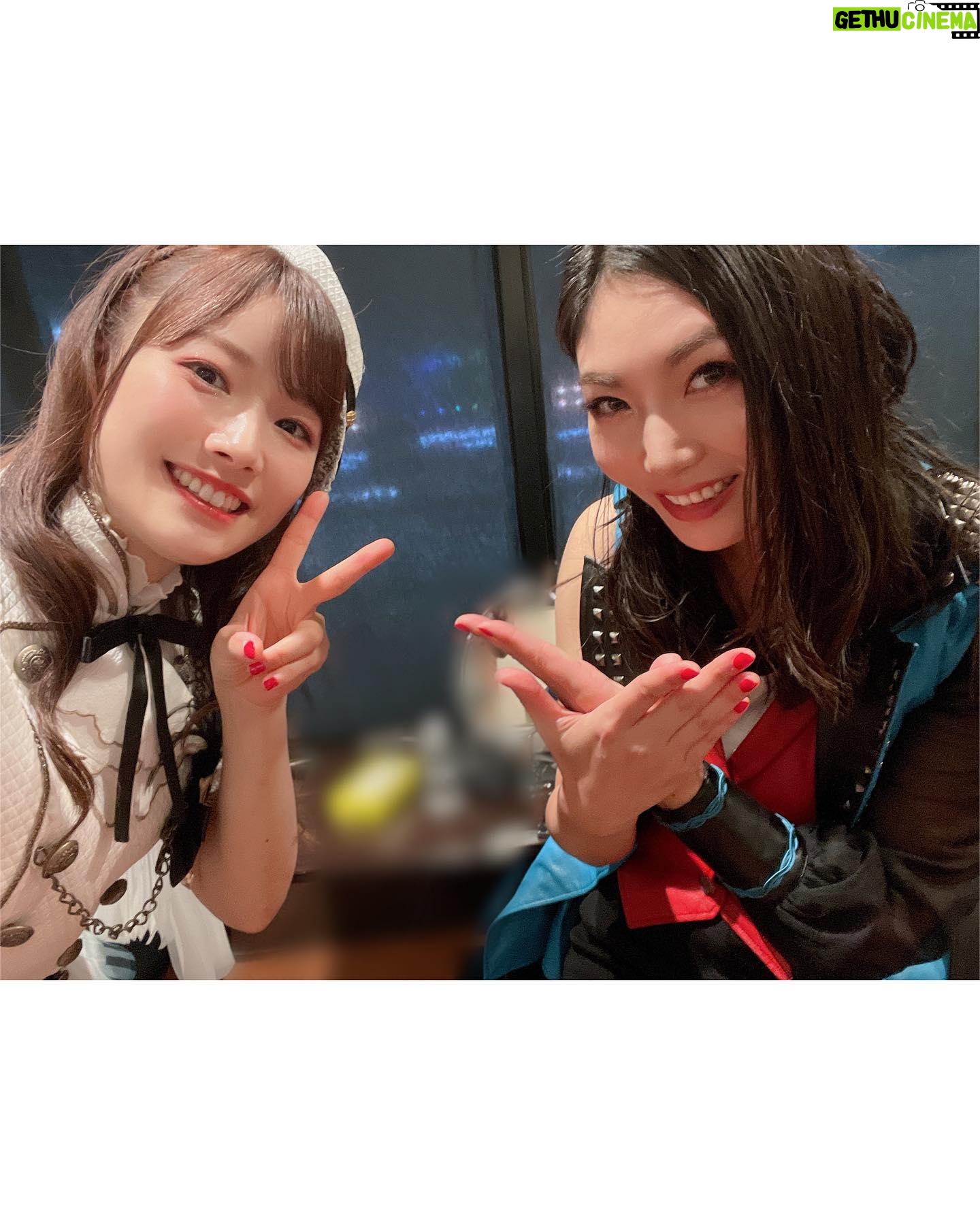 Hina Suguta - 10.4K Likes - 『BanG Dream! Special☆LIVE Girls Band Party! 2020→2022』
『ブシロード15周年記念ライブinベルーナドーム』
両日、ありがとうございました!
🌟2年越しのGBP2022🌟
2年の時って本当に大きいんだなと実感。
オープニングアクトだった私たちがこんな大きなライブのトップバッターを努めるまでの時が経ったということです。
ドームに自分が立つなんて想像してなかったし、立った今でも実感が湧いてないです。
すごいな…バンドリって。
モニカ一同本当に気合い入ってて、きっと初めましての方も多いから、モニカのライブに来たらこんなのも見れるんだぞ!って言うのも知ってもらいたいよね、ってflame of hopeの前にインストを追加。
これも2年の時間が与えてくれたモニカの色ですよね。
モニカの曲ってキラッと優雅なイメージが多いかもしれないけど、Reverberationでも垣間見えたように闇も背負えますので。笑
モニカリアルメンバーはちゃんとオタクなので、インスト聞いた瞬間厨二心が疼いてニヤニヤ&闇堕ちましろに期待してるところもあったりして、セトリ決めてるときの妄想話がおもしろいんですよ。
話がそれちゃった…!次のブシロードロックフェスにも繋がってる感じがして、自分でもこれからのモニカが楽しみになってきてます✨
絆色のアンサンブルではまたまたポピパさんと!
おたえさんと走りまくり!
でもアスハモだったらついていけなかったかもしれない。弾けなくなりそうだし、楽譜も飛びそうだから。
今回は勝手に動いてた!なんか弾けてた!楽しかった!
これも年月の賜物だ〜
次は彩ちゃんも一緒に歌えたらいいなぁ〜
日菜ちゃんとハイタッチしたかったー!
「CiRCLE THANKS MUSiC♪ 」ではモニカを土台に演奏しました!
モニカが弾くんだ!ってちょっとびっくりしたよ。
先輩たちの耳に自分の演奏が返ってるんだと思うといつも以上に緊張しました…
しかもモニカの曲ではなかなかでてこないリズムだったから苦労しました。
そんなリズムの中サビを腰フリフリして踊ってたら、リハの時さえちゃんが何でそれができるの?…体張ってんねぇ…と。
実は動きは簡単そうに見えても超脳トレみたいな風になってるときも多々あって、それを気づいてくれたことになんだか今までやってきたことが救われた気がして、その夜しんみりしたって話もある。
楽々楽しそうに弾いてるなって思われることが多いとは思うけど、それはゴールだからそう思われてることに透子ちゃんとしては大正解で私はしてやったりなのですけどね!
もしどんな脳トレなのか気になる人は真似してみてね!笑
2年越しのライブ。本当に一緒に立てて、光栄な時間でした。
🌟ブシロード15周年ライブ🌟
最初からブチアゲでしたね!
私はまだまだブシロードさんの歴史には浅い知識しかないし、貢献度も激浅なんだけど、少しでも盛り上げられて、お祝いできたらいいなと思っていました。
そして何よりモニカ初の声出しライブ!
いつも全力で楽しんでくれているのは伝わっていたけど、今回の熱気はすごかった…
それだけみなさんも待っていてくれたってことですよね。
本当にありがとうございます。
Twitterにも書いたけど、ワンマンでみなさんの声が聞けるまでは何が起きようとライブを止めたくない!ってさらに思いました。
ブシロックフェスでも声が聞けるみたいだけど、フェスってことはたくさんの方が出演されるはずだし、モニカとしてワンマンのようにたくさん話したり演奏したりはきっとできないと思うんです。(何も知らんけど笑)
みなさんの声を聞いてモニカのためだけのモニカが一人占めできる声を堪能したくなっちゃった!欲張り?いや!2年待ってんだ!2年分は欲しがるぞ!?
MCでもいつも一方的で拍手でなんとかみなさんが返してくれてるのは大感謝!だけど、直接その声を聞くのが楽しみだから、それまで喉と腹筋を鍛えておいてください🔥
今回もたくさん話してしまいましたが、結論とても楽しい2日間でした!
次は2月!初めてRoseliaさんと一緒にライブです🌹
ついに師匠と共演か〜
透子ちゃんとしてこれは大事件です!
そんなことも踏まえて大切に作り上げていきたいと思いますので、楽しみに待っていてくださいね✨
…ちなみにもうギターのレッスンしてきたけど…ヤバい……頭爆発しそうだった。
ということで、また10人でお待ちしています🦋
#GBP2022 #ブシロード15周年記念ライブinベルーナドーム
