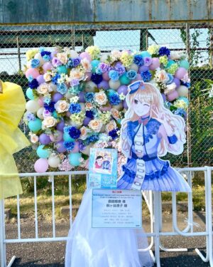 Hina Suguta Instagram - 『BanG Dream! Special☆LIVE Girls Band Party! 2020→2022』

『ブシロード15周年記念ライブinベルーナドーム』

両日、ありがとうございました！

🌟2年越しのGBP2022🌟
2年の時って本当に大きいんだなと実感。
オープニングアクトだった私たちがこんな大きなライブのトップバッターを努めるまでの時が経ったということです。
ドームに自分が立つなんて想像してなかったし、立った今でも実感が湧いてないです。
すごいな…バンドリって。

モニカ一同本当に気合い入ってて、きっと初めましての方も多いから、モニカのライブに来たらこんなのも見れるんだぞ！って言うのも知ってもらいたいよね、ってflame of hopeの前にインストを追加。
これも2年の時間が与えてくれたモニカの色ですよね。
モニカの曲ってキラッと優雅なイメージが多いかもしれないけど、Reverberationでも垣間見えたように闇も背負えますので。笑
モニカリアルメンバーはちゃんとオタクなので、インスト聞いた瞬間厨二心が疼いてニヤニヤ＆闇堕ちましろに期待してるところもあったりして、セトリ決めてるときの妄想話がおもしろいんですよ。
話がそれちゃった…！次のブシロードロックフェスにも繋がってる感じがして、自分でもこれからのモニカが楽しみになってきてます✨

絆色のアンサンブルではまたまたポピパさんと！
おたえさんと走りまくり！
でもアスハモだったらついていけなかったかもしれない。弾けなくなりそうだし、楽譜も飛びそうだから。
今回は勝手に動いてた！なんか弾けてた！楽しかった！
これも年月の賜物だ〜
次は彩ちゃんも一緒に歌えたらいいなぁ〜
日菜ちゃんとハイタッチしたかったー！

「CiRCLE THANKS MUSiC♪ 」ではモニカを土台に演奏しました！
モニカが弾くんだ！ってちょっとびっくりしたよ。
先輩たちの耳に自分の演奏が返ってるんだと思うといつも以上に緊張しました…
しかもモニカの曲ではなかなかでてこないリズムだったから苦労しました。
そんなリズムの中サビを腰フリフリして踊ってたら、リハの時さえちゃんが何でそれができるの？…体張ってんねぇ…と。
実は動きは簡単そうに見えても超脳トレみたいな風になってるときも多々あって、それを気づいてくれたことになんだか今までやってきたことが救われた気がして、その夜しんみりしたって話もある。
楽々楽しそうに弾いてるなって思われることが多いとは思うけど、それはゴールだからそう思われてることに透子ちゃんとしては大正解で私はしてやったりなのですけどね！

もしどんな脳トレなのか気になる人は真似してみてね！笑

2年越しのライブ。本当に一緒に立てて、光栄な時間でした。

🌟ブシロード15周年ライブ🌟
最初からブチアゲでしたね！
私はまだまだブシロードさんの歴史には浅い知識しかないし、貢献度も激浅なんだけど、少しでも盛り上げられて、お祝いできたらいいなと思っていました。

そして何よりモニカ初の声出しライブ！
いつも全力で楽しんでくれているのは伝わっていたけど、今回の熱気はすごかった…
それだけみなさんも待っていてくれたってことですよね。
本当にありがとうございます。
Twitterにも書いたけど、ワンマンでみなさんの声が聞けるまでは何が起きようとライブを止めたくない！ってさらに思いました。
ブシロックフェスでも声が聞けるみたいだけど、フェスってことはたくさんの方が出演されるはずだし、モニカとしてワンマンのようにたくさん話したり演奏したりはきっとできないと思うんです。(何も知らんけど笑)
みなさんの声を聞いてモニカのためだけのモニカが一人占めできる声を堪能したくなっちゃった！欲張り？いや！2年待ってんだ！2年分は欲しがるぞ！？
MCでもいつも一方的で拍手でなんとかみなさんが返してくれてるのは大感謝！だけど、直接その声を聞くのが楽しみだから、それまで喉と腹筋を鍛えておいてください🔥

今回もたくさん話してしまいましたが、結論とても楽しい2日間でした！
次は2月！初めてRoseliaさんと一緒にライブです🌹
ついに師匠と共演か〜
透子ちゃんとしてこれは大事件です！
そんなことも踏まえて大切に作り上げていきたいと思いますので、楽しみに待っていてくださいね✨
…ちなみにもうギターのレッスンしてきたけど…ヤバい……頭爆発しそうだった。

ということで、また10人でお待ちしています🦋

 #GBP2022  #ブシロード15周年記念ライブinベルーナドーム
