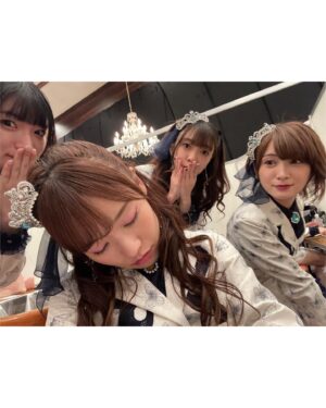 Hina Suguta Instagram - ブシロック2023アツかったなーーーーーー❤️‍🔥❤️‍🔥❤️‍🔥❤️‍🔥❤️‍🔥❤️‍🔥❤️‍🔥

野外×声出しってこんなにヤバいんだ！！！！！！
大興奮しちゃったのと、本当に暑くって記憶がとんでもないことになってる！笑

チリから帰国してそのままゲネに行ったときは、mikaさんに今まで出会った人の中で一番遠いところからの駆けつけだよ…って言われました😂
まぁハードだったのは間違いないけど、人生としておもしろいからオールオッケーです。

さすがにライブ終わってエネルギー使い切って寝てしまったら、、、あらららら〜

でもみんな起こさないで静かにいてくれました😴優

また野外でライブしたいな…！！！！！！！