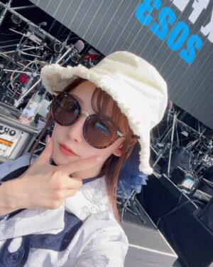 Hina Suguta Instagram - ブシロック2023アツかったなーーーーーー❤️‍🔥❤️‍🔥❤️‍🔥❤️‍🔥❤️‍🔥❤️‍🔥❤️‍🔥

野外×声出しってこんなにヤバいんだ！！！！！！
大興奮しちゃったのと、本当に暑くって記憶がとんでもないことになってる！笑

チリから帰国してそのままゲネに行ったときは、mikaさんに今まで出会った人の中で一番遠いところからの駆けつけだよ…って言われました😂
まぁハードだったのは間違いないけど、人生としておもしろいからオールオッケーです。

さすがにライブ終わってエネルギー使い切って寝てしまったら、、、あらららら〜

でもみんな起こさないで静かにいてくれました😴優

また野外でライブしたいな…！！！！！！！