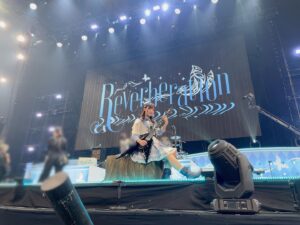 Hina Suguta Instagram - バンドリ10thライブ　DAY2：Morfonica「Reverberation」にご来場いただいた皆様、ライブビューイングでご覧いただいた皆様、心の中で応援してくださった皆様、ありがとうございました。

今回もストーリー仕立てということで、少女とイマジナリーフレンドのお話でした。
題材の主軸としては「胡蝶の夢」です。
少女が過ごしていく中で、生まれた小さな不安から、いつの間にかできた名も知らない友達。
友達と出会い、少女は二人だけで楽しい時間を過ごしていくが、少女はふと気づく。
「あなたは誰？」
少女にできた友達はイマジナリーフレンドだったのです。
少女は戸惑いながらも友達と決別することを決意し、戦い、また一つ強くなって前に歩き出すのでした。

ここから読む前に！
かなりのネタバレです！！
自分で見たものの解釈を大事にしたい方は写真だけ見て帰ってください✨

それではレッツゴー！

実は、最初持ってこられた話はもっと柔らかい話でしたが、アニメ「Morfonication」をみて、初めてましろの見ていた景色を知って「胡蝶の夢」という題材は変えずに、このストーリーを提案させていただきました。
お話を考える中で、いかに皆さんが世界観に引き込まれ続けられるか、没頭できるかがモニカの課題だったので、曲と曲の合間や、ストーリー展開の繋ぎなどにもいつも以上にこだわり、作り上げられたライブでした。

また、今回初めてステージに２階ができました！これがモニカとって表現の幅がとっても広がる神のような手助けをしてくれました。
「Secret Dawn」で、いつもは透子と七深が一緒に弾きますが、ストーリー重視で少女（ましろ）とイマジナリーフレンド（七深）の二人の世界を表現してもらいました。ステージの１階に二人だけにして、二人の世界を現したかったのです。
そして「unravel」の「あなたは誰」。この一言は絶対に入れてほしい！この一言でお客さんが息を飲んで鳥肌を立ててほしいと熱弁して叶いました。ありがとうございます。
そこから続く怒涛の５曲。皆さんは体力持ちましたか？
こだわりポイントはたくさんあるのですが、その中でいくつかだけ。
「Never ever land」の最後。いつもはましろもカッコよく両手を広げ、前に４人出てますが、今回は４人２階へ上がり、少女一人だけステージに残り頭を抱える演出に変えました。そして真実に気づくのです。「知ってしまったんだ全て…」fly with the nightが違う曲に聞こえました。少女が現実と夢の間で揺れているのがひしひしと感じられるのがすごく好きです。
そこから始まる決別。「Flame of hope」では、ルイと透子が少女たちに代わり戦いを表現します。そして少女が決意し立ち上がる「Daylight」。最高でした。
最後はエンディングの「The Circle Of Butterflies」。初披露でした。少女の心が晴れて華やかな風が吹くような、まさにエンディング曲にぴったりでした。どの楽器も、歌も激ムズソングですので、ぜひYouTubeで何度も聞いてみてください。

そんな感じで今までたくさん披露してきた曲もありましたが、また違った曲に聞こえた曲もあったのではないでしょうか？
これからもいろんな可能性を引き出していきたいなと思います。

アンコール、めちゃくちゃ楽しかったです！特に「寄る辺の Sunny,Sunny」では初の動画撮影OK！ ２人組で会場を歩き回りましたが、この組み合わせでかなり悩みました。でも今回は本編に乗っ取り、ましろ七深、透子ルイで回りました！またこんな機会があったら嬉しいな〜！次はmikaさんも飛びます！笑
 すごく今回のライブはたくさん悩んでたくさん話し合って形になることができました。私たちに最後まで付き合ってくれたスタッフの皆さんには感謝です。そして何より、私のいろんな注文に答えるだけでなくそれ以上に最高の演技をしてくれたメンバーには感謝の気持ちでいっぱいです。 これからもいっぱい課題はあるけれど、一緒に考えてもっとMorfonicaを好きになってもらえるように頑張りたいです。
私もギターの練習はもちろん！透子ちゃんの解像度ももっと上げて、皆さんに透子ちゃんをお届けします！

また10人でお会いしましょう！