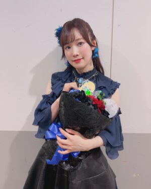 Hina Suguta Instagram - お久しぶりです。直田姫奈です。

取り急ぎ、forteお疲れ様でした！
たくさん素敵なお花ありがとうございます🌸

毎回コンセプトを色々考えてくれて、いつもすごいなぁ…とビックリしています！(ツイートみてなるほど！ってなってます)
黒い薔薇とかあるんだね🥀

テイクアウトいたしました。

本当にどれも素敵で、ライブ前に元気をもらえました！
ありがとう💐💐💐💐💐

ほんと、取り急ぎで申し訳ないですが…まじ取り急ぎです。
また更新……します…………ｸﾞﾊｯ(; ﾟﾟ)