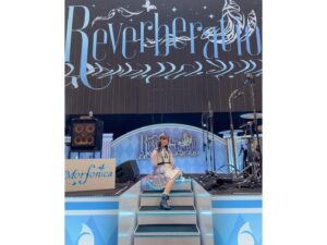 Hina Suguta Instagram - バンドリ10thライブ　DAY2：Morfonica「Reverberation」にご来場いただいた皆様、ライブビューイングでご覧いただいた皆様、心の中で応援してくださった皆様、ありがとうございました。

今回もストーリー仕立てということで、少女とイマジナリーフレンドのお話でした。
題材の主軸としては「胡蝶の夢」です。
少女が過ごしていく中で、生まれた小さな不安から、いつの間にかできた名も知らない友達。
友達と出会い、少女は二人だけで楽しい時間を過ごしていくが、少女はふと気づく。
「あなたは誰？」
少女にできた友達はイマジナリーフレンドだったのです。
少女は戸惑いながらも友達と決別することを決意し、戦い、また一つ強くなって前に歩き出すのでした。

ここから読む前に！
かなりのネタバレです！！
自分で見たものの解釈を大事にしたい方は写真だけ見て帰ってください✨

それではレッツゴー！

実は、最初持ってこられた話はもっと柔らかい話でしたが、アニメ「Morfonication」をみて、初めてましろの見ていた景色を知って「胡蝶の夢」という題材は変えずに、このストーリーを提案させていただきました。
お話を考える中で、いかに皆さんが世界観に引き込まれ続けられるか、没頭できるかがモニカの課題だったので、曲と曲の合間や、ストーリー展開の繋ぎなどにもいつも以上にこだわり、作り上げられたライブでした。

また、今回初めてステージに２階ができました！これがモニカとって表現の幅がとっても広がる神のような手助けをしてくれました。
「Secret Dawn」で、いつもは透子と七深が一緒に弾きますが、ストーリー重視で少女（ましろ）とイマジナリーフレンド（七深）の二人の世界を表現してもらいました。ステージの１階に二人だけにして、二人の世界を現したかったのです。
そして「unravel」の「あなたは誰」。この一言は絶対に入れてほしい！この一言でお客さんが息を飲んで鳥肌を立ててほしいと熱弁して叶いました。ありがとうございます。
そこから続く怒涛の５曲。皆さんは体力持ちましたか？
こだわりポイントはたくさんあるのですが、その中でいくつかだけ。
「Never ever land」の最後。いつもはましろもカッコよく両手を広げ、前に４人出てますが、今回は４人２階へ上がり、少女一人だけステージに残り頭を抱える演出に変えました。そして真実に気づくのです。「知ってしまったんだ全て…」fly with the nightが違う曲に聞こえました。少女が現実と夢の間で揺れているのがひしひしと感じられるのがすごく好きです。
そこから始まる決別。「Flame of hope」では、ルイと透子が少女たちに代わり戦いを表現します。そして少女が決意し立ち上がる「Daylight」。最高でした。
最後はエンディングの「The Circle Of Butterflies」。初披露でした。少女の心が晴れて華やかな風が吹くような、まさにエンディング曲にぴったりでした。どの楽器も、歌も激ムズソングですので、ぜひYouTubeで何度も聞いてみてください。

そんな感じで今までたくさん披露してきた曲もありましたが、また違った曲に聞こえた曲もあったのではないでしょうか？
これからもいろんな可能性を引き出していきたいなと思います。

アンコール、めちゃくちゃ楽しかったです！特に「寄る辺の Sunny,Sunny」では初の動画撮影OK！ ２人組で会場を歩き回りましたが、この組み合わせでかなり悩みました。でも今回は本編に乗っ取り、ましろ七深、透子ルイで回りました！またこんな機会があったら嬉しいな〜！次はmikaさんも飛びます！笑
 すごく今回のライブはたくさん悩んでたくさん話し合って形になることができました。私たちに最後まで付き合ってくれたスタッフの皆さんには感謝です。そして何より、私のいろんな注文に答えるだけでなくそれ以上に最高の演技をしてくれたメンバーには感謝の気持ちでいっぱいです。 これからもいっぱい課題はあるけれど、一緒に考えてもっとMorfonicaを好きになってもらえるように頑張りたいです。
私もギターの練習はもちろん！透子ちゃんの解像度ももっと上げて、皆さんに透子ちゃんをお届けします！

また10人でお会いしましょう！