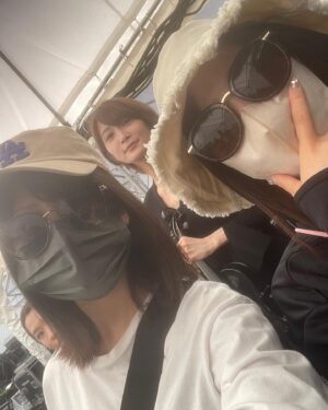 Hina Suguta Instagram - ブシロック2023アツかったなーーーーーー❤️‍🔥❤️‍🔥❤️‍🔥❤️‍🔥❤️‍🔥❤️‍🔥❤️‍🔥

野外×声出しってこんなにヤバいんだ！！！！！！
大興奮しちゃったのと、本当に暑くって記憶がとんでもないことになってる！笑

チリから帰国してそのままゲネに行ったときは、mikaさんに今まで出会った人の中で一番遠いところからの駆けつけだよ…って言われました😂
まぁハードだったのは間違いないけど、人生としておもしろいからオールオッケーです。

さすがにライブ終わってエネルギー使い切って寝てしまったら、、、あらららら〜

でもみんな起こさないで静かにいてくれました😴優

また野外でライブしたいな…！！！！！！！